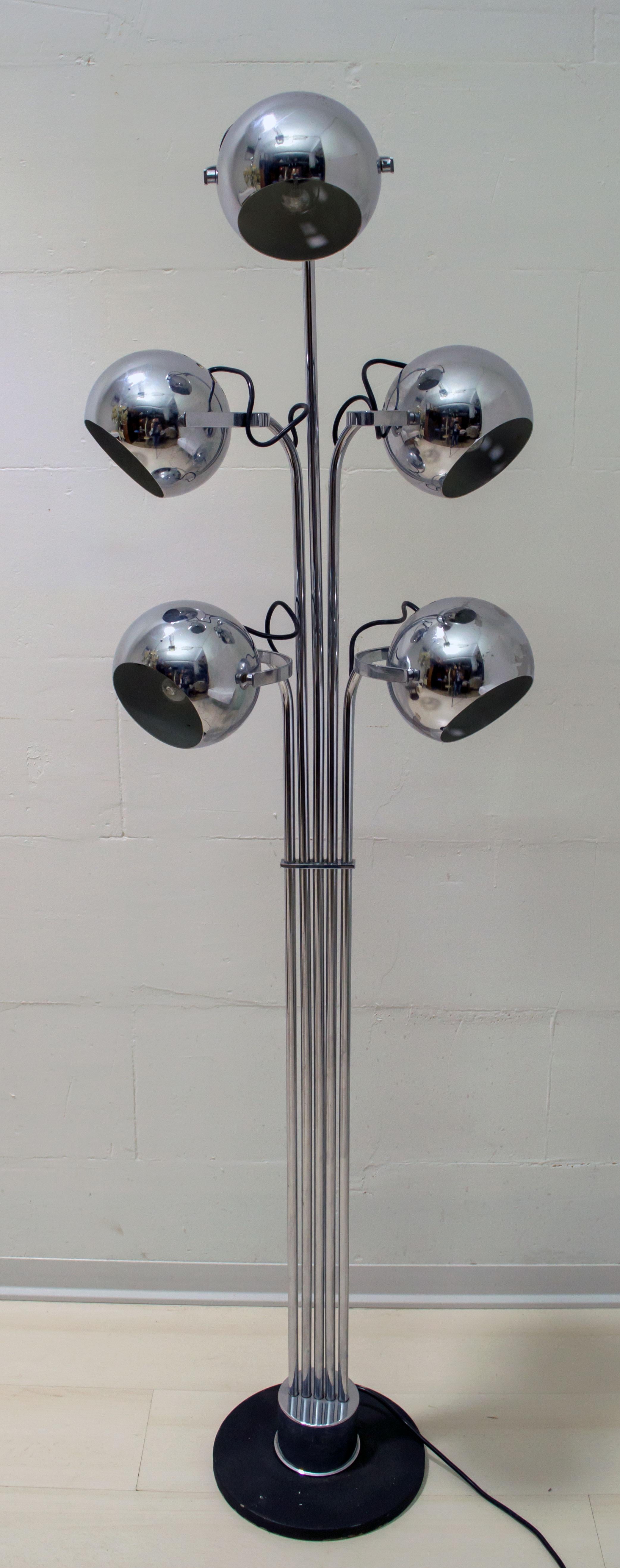 This floor lamp in chromed metal was designed by Goffredo Reggiani in the 1970s;
presents five spherical reflectors.

