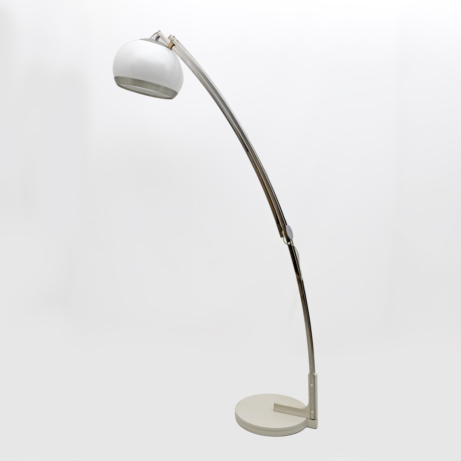 Beautiful adjustable arch floor lamp, the elongated lamp reaches a maximum height of 190 to 230 cm and a maximum depth of 110 to 190 cm. Curved chromed metal upright, cast iron base and Perspex lampshade. In excellent condition. Design Goffredo