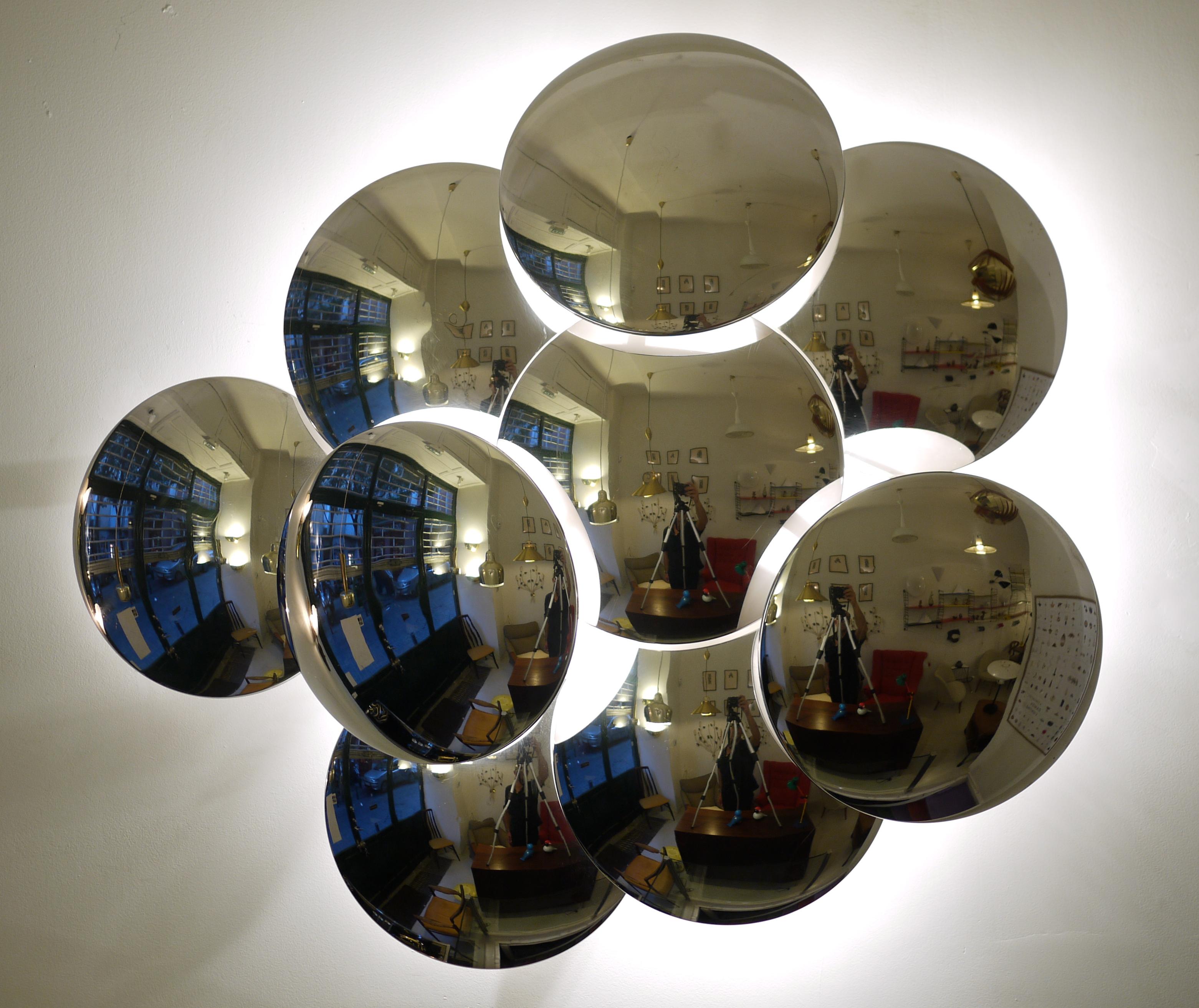 An original Reggiani nine convex disc sconce edited in the 1970s.The nine discs are minutes on a standard eléctrical base.
Excellent condition.