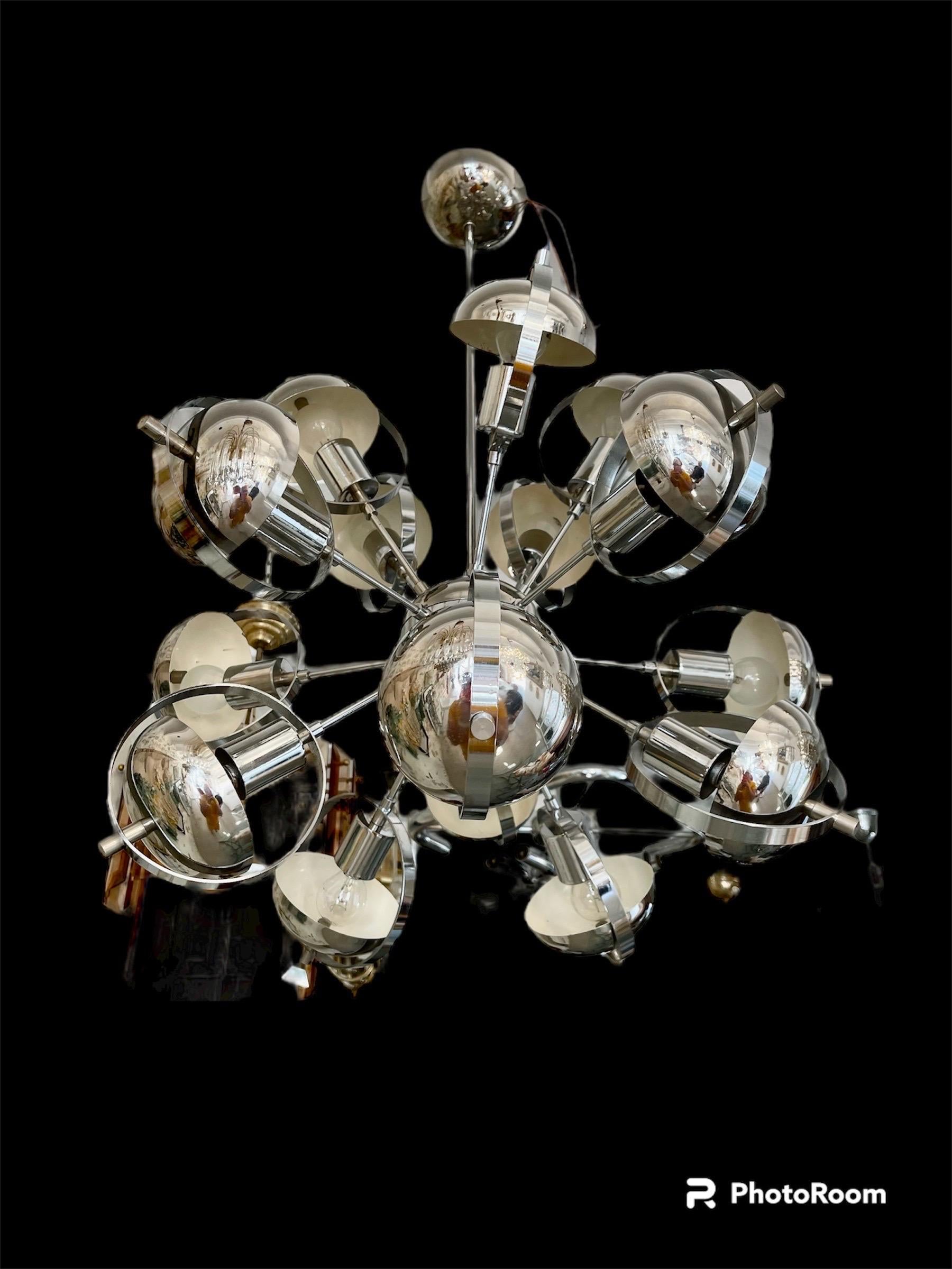 Der italienische Unternehmer Goffredo Reggiani gründete in den frühen 1950er Jahren das Unternehmen Reggiani Illuminazione. Er begann die Produktion mit dekorativen Lampen, für die er die Prototypen entwarf. Sein Perfektionismus führte schnell dazu,