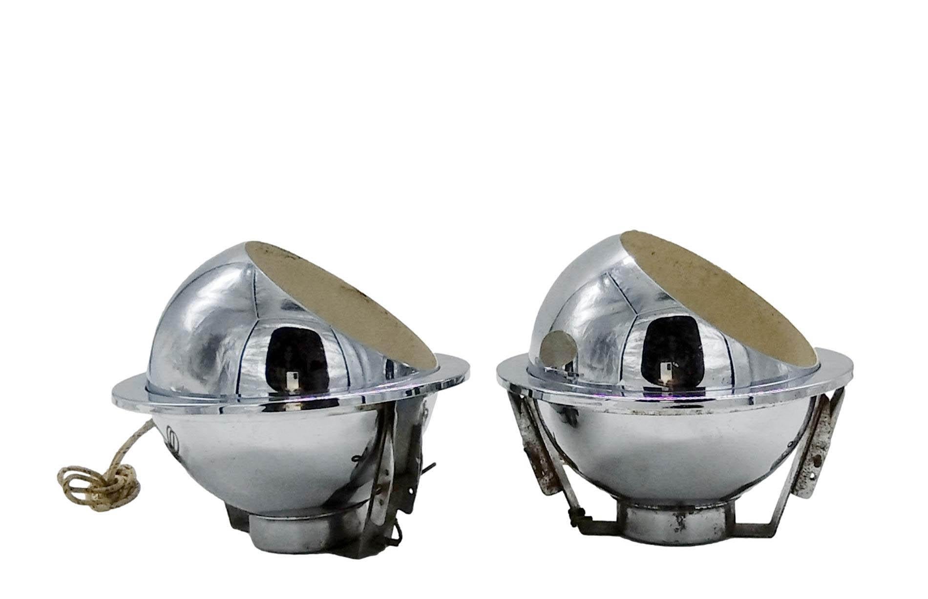 Pair of wall lights with spherical structure with external finish in chrome-plated steel and internal finish in white steel. Designed by Goffredo Reggiani for Reggiani Illuminazione, 1970s. Good condition.