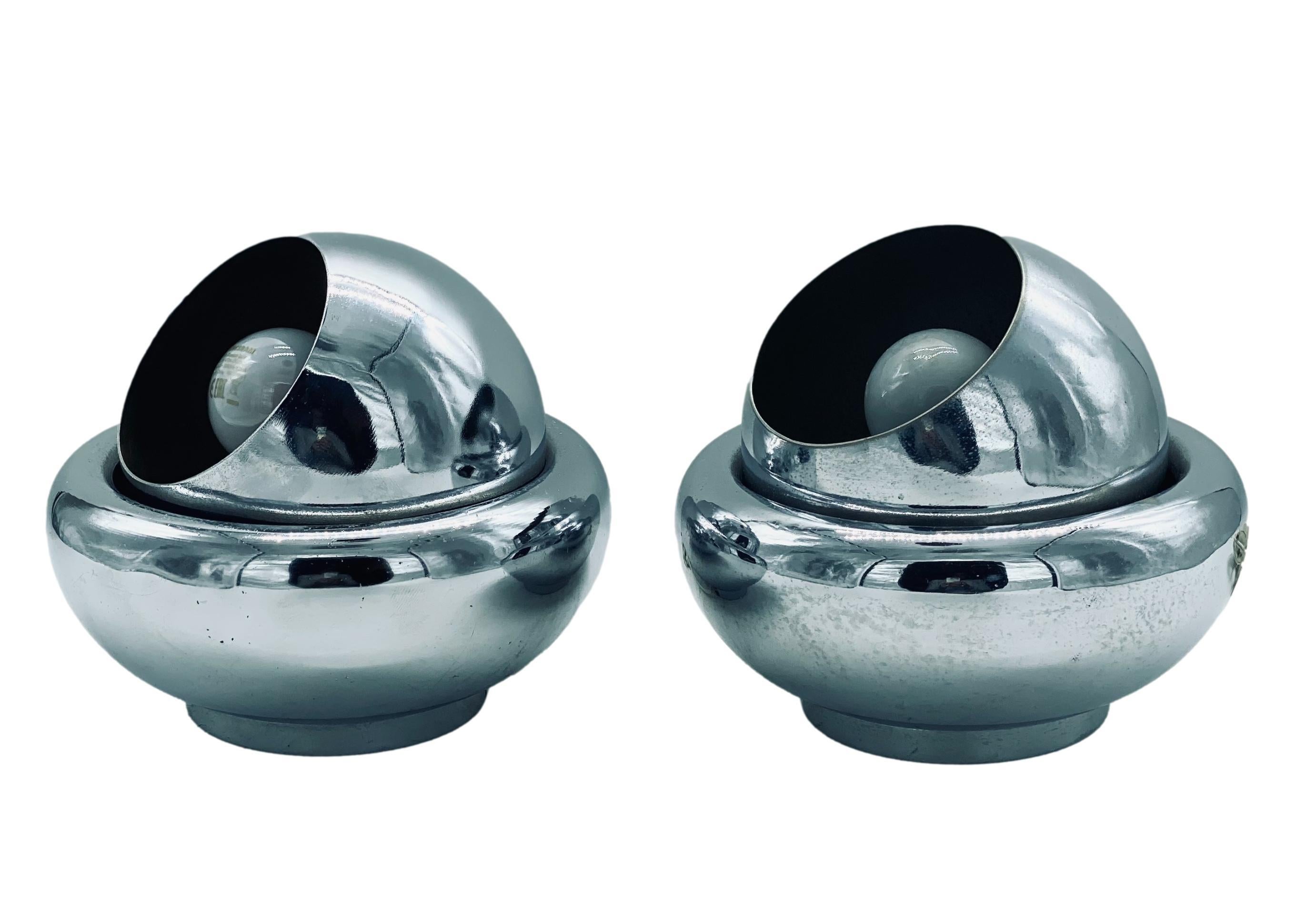 Pair of revolving sphere lamps with magnetic magnets for table/wall in chrome-plated steel, Italian design Goffredo Reggiani.