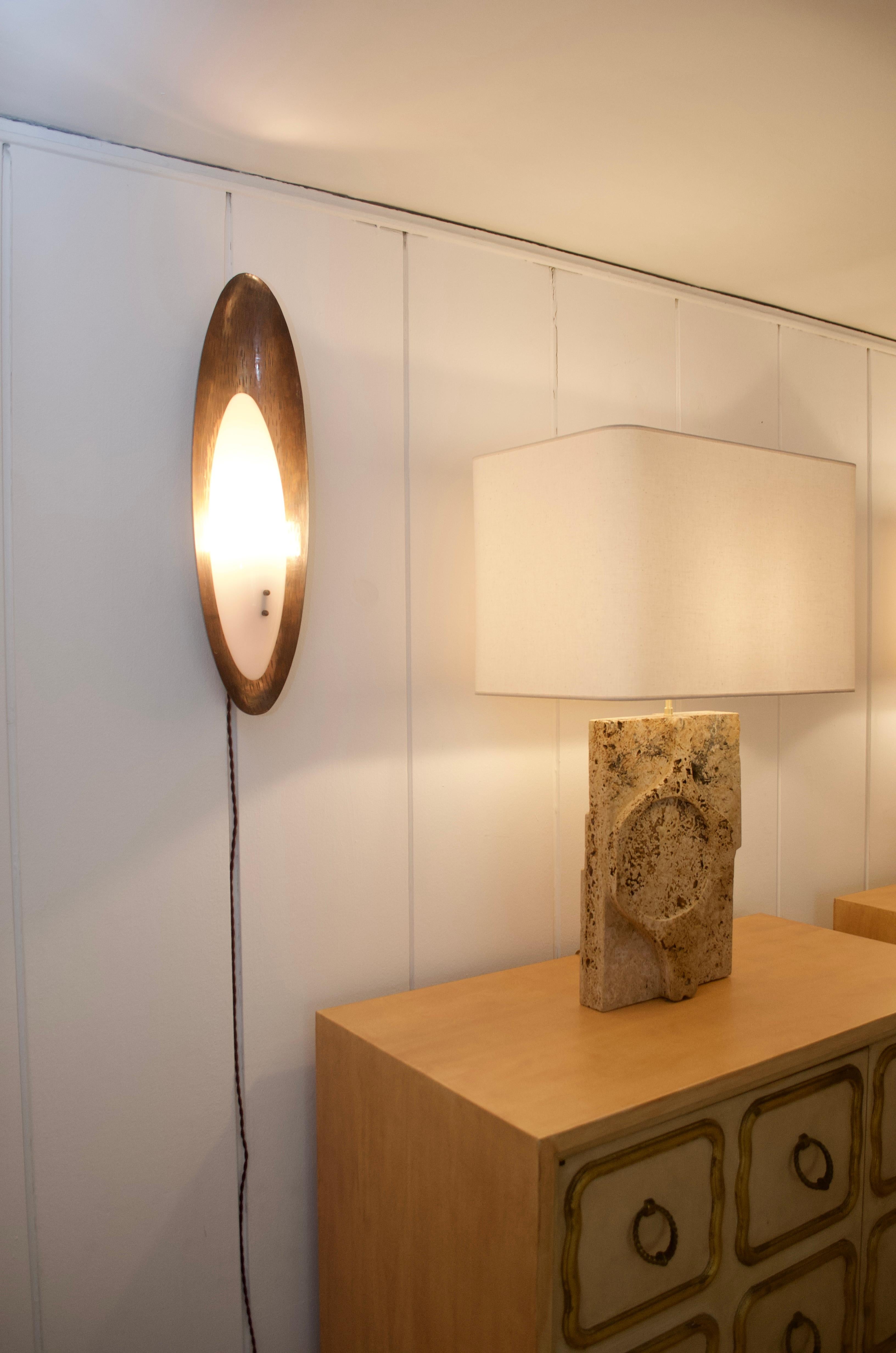 Goffredo Reggiani - Coppia di applique in teak e perspex, Italia, circa 1960 In condizioni buone in vendita a Saint-Ouen, FR