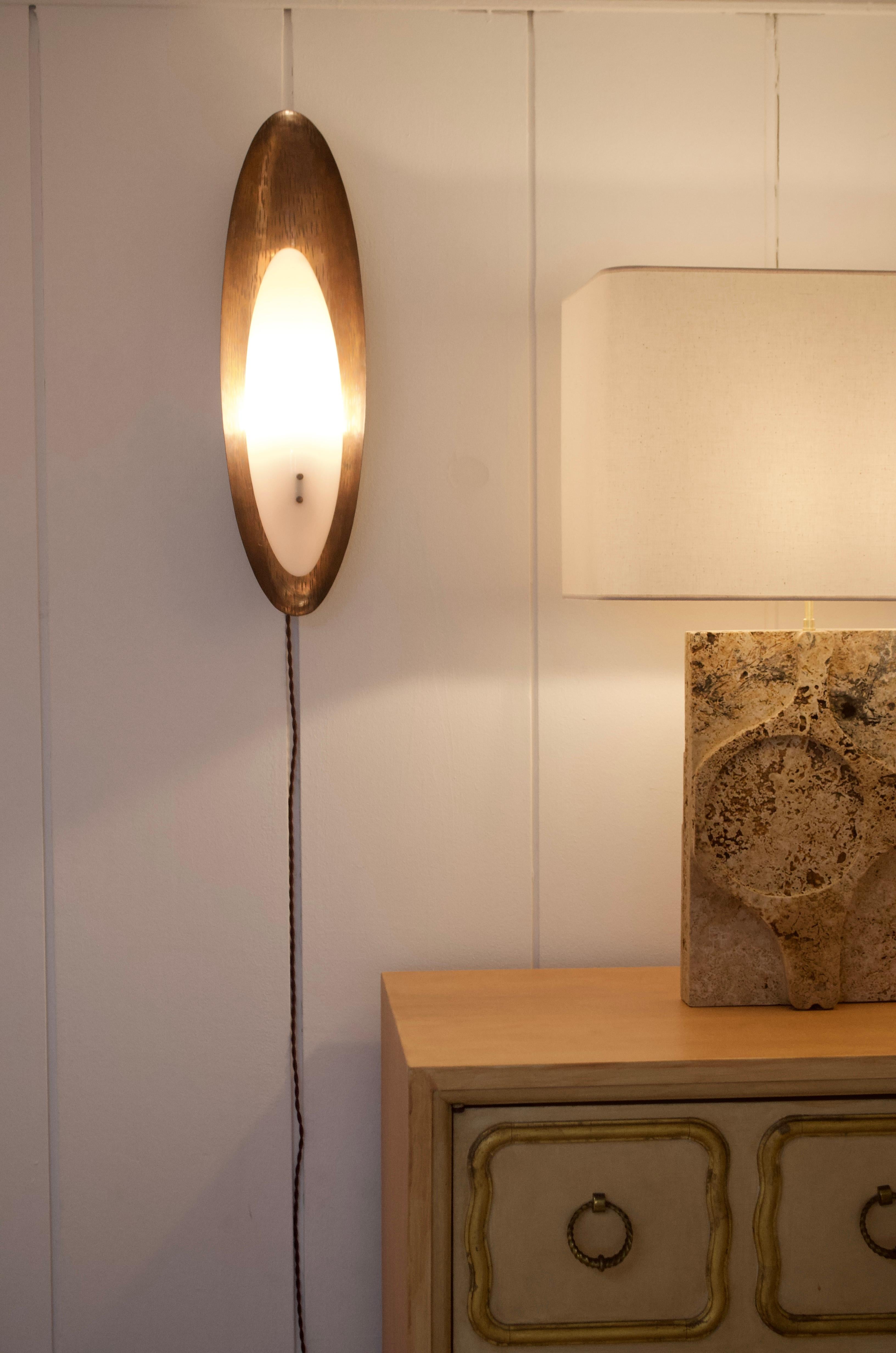 Metà XX secolo Goffredo Reggiani - Coppia di applique in teak e perspex, Italia, circa 1960 in vendita