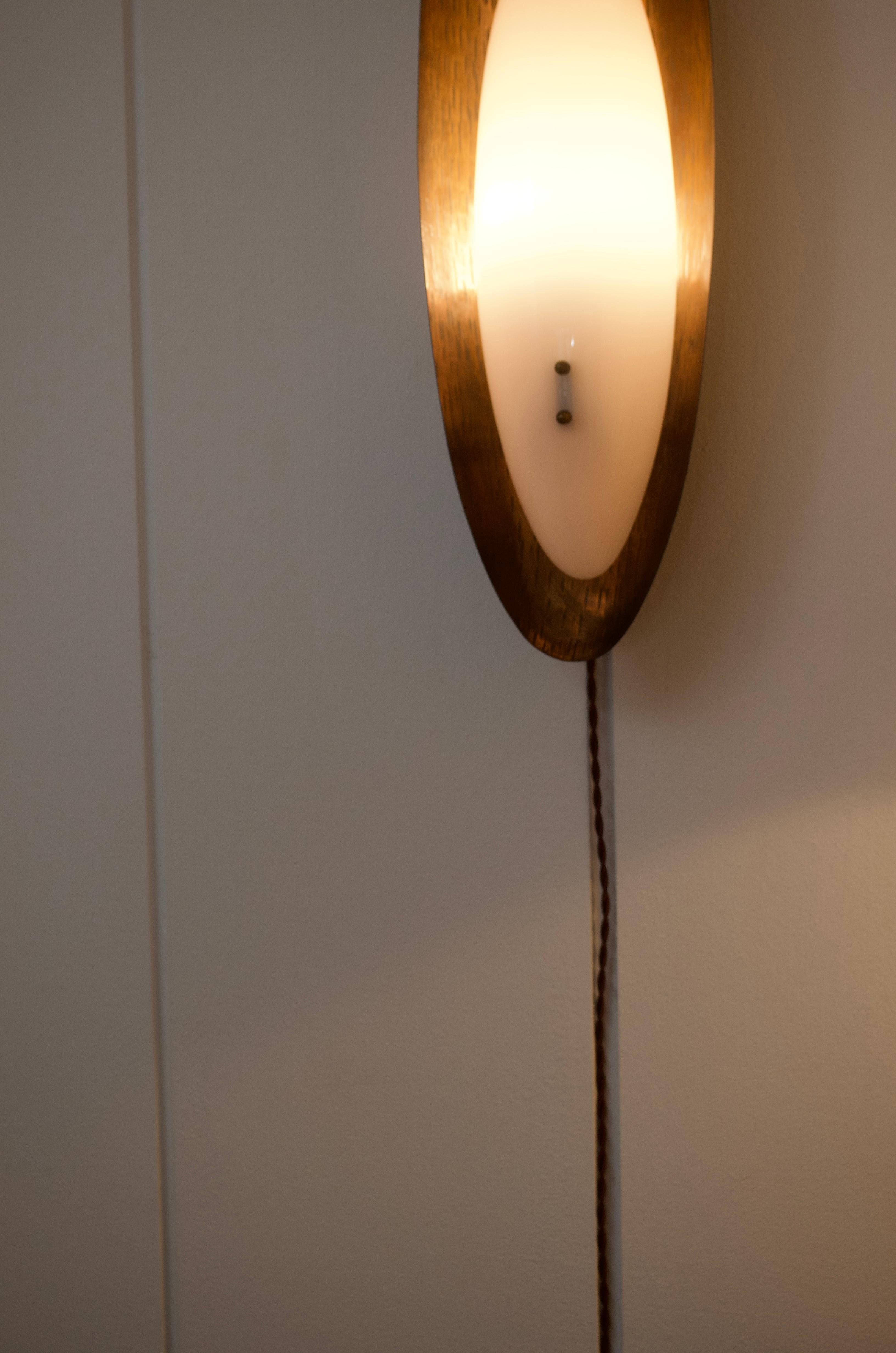 Teak Goffredo Reggiani - Coppia di applique in teak e perspex, Italia, circa 1960 in vendita
