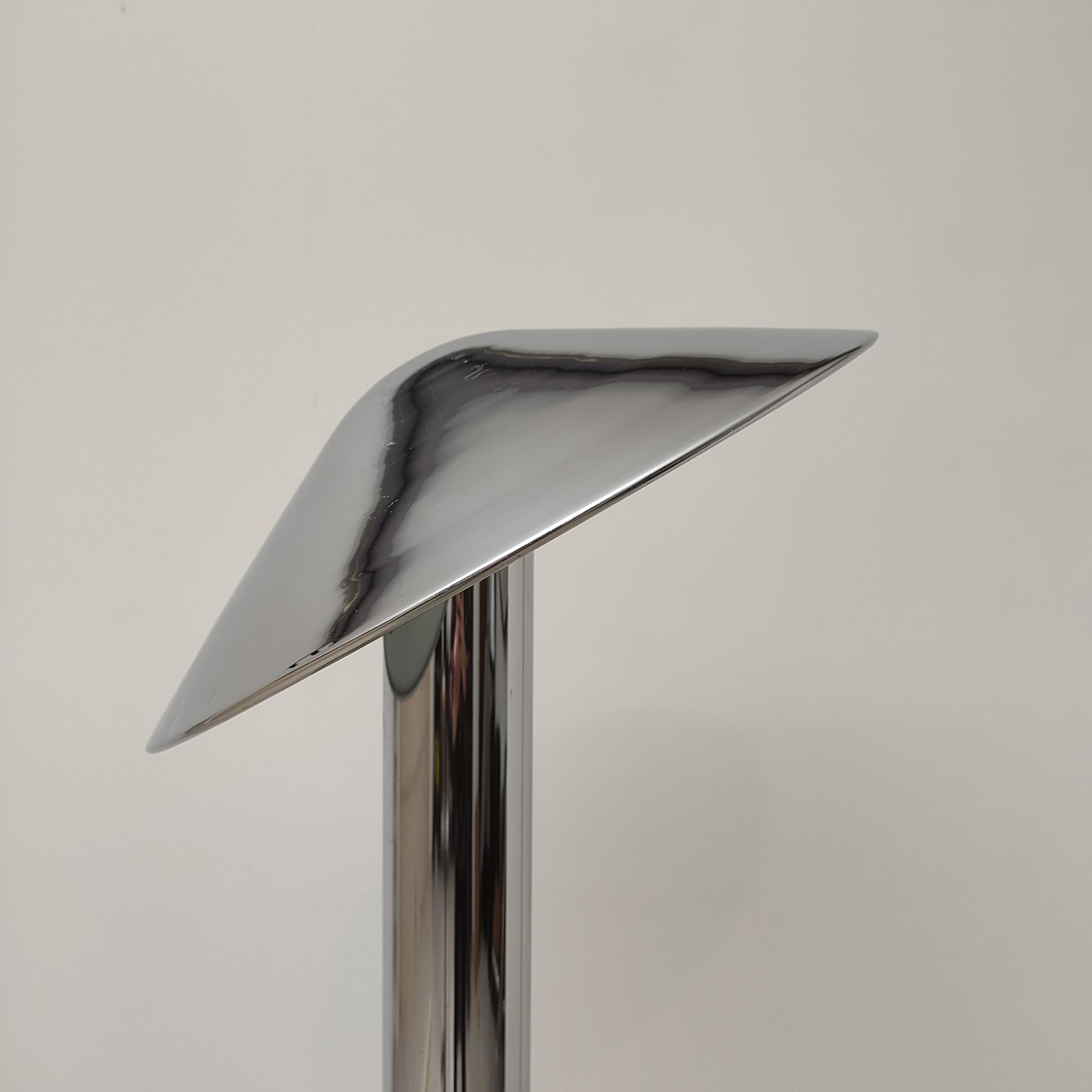 Seltene und prächtige Space-Age-Lampe der Firma Reggiani aus den 1960er Jahren.

Die Produktionen von Goffredo Reggiani zeigen einen Stil, der sich durch die intensive Verwendung von Spiegelchrom auszeichnet, aber auch durch spezielle Mechanismen