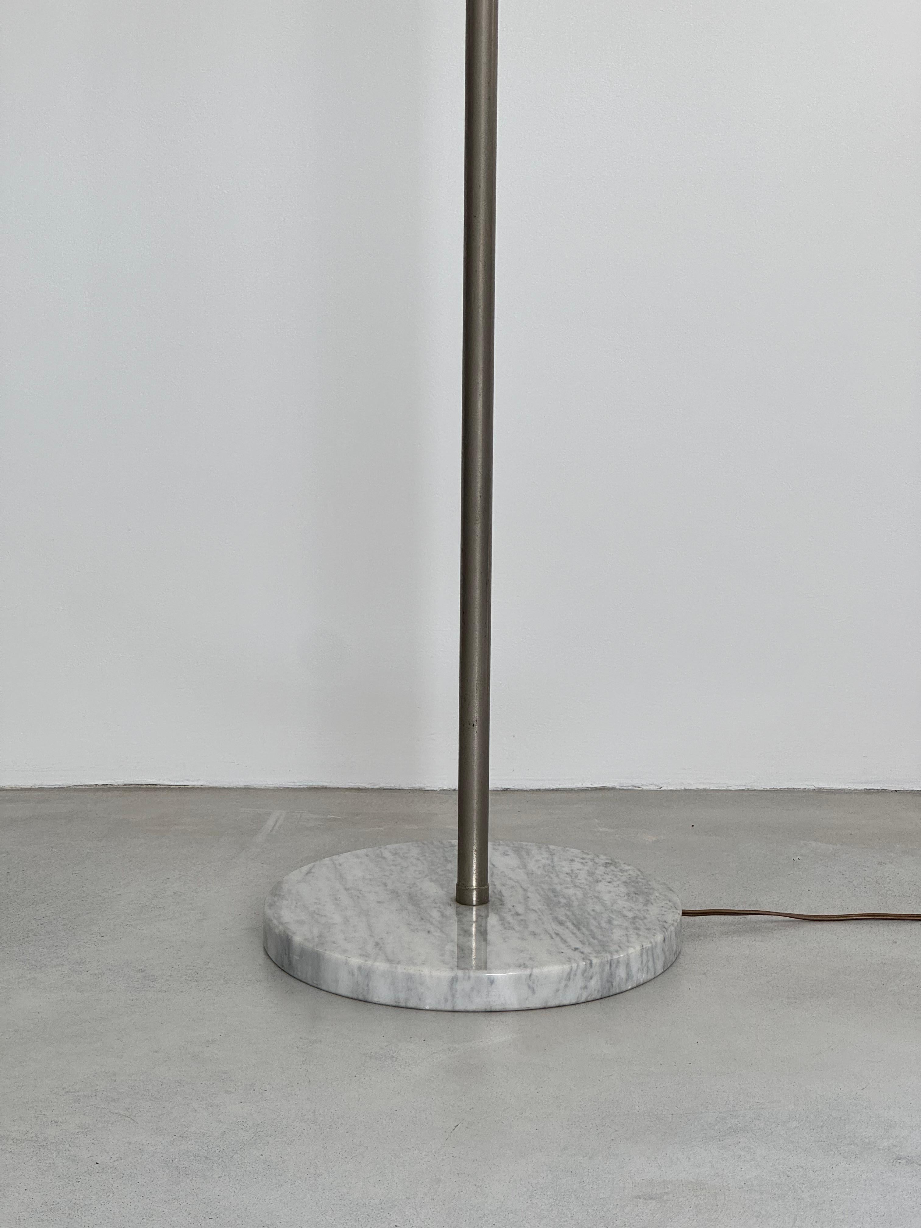Lampada da terra di raro design di Goffredo Reggiani, base in marmo e teak. Italia, anni '50 circa in vendita 4