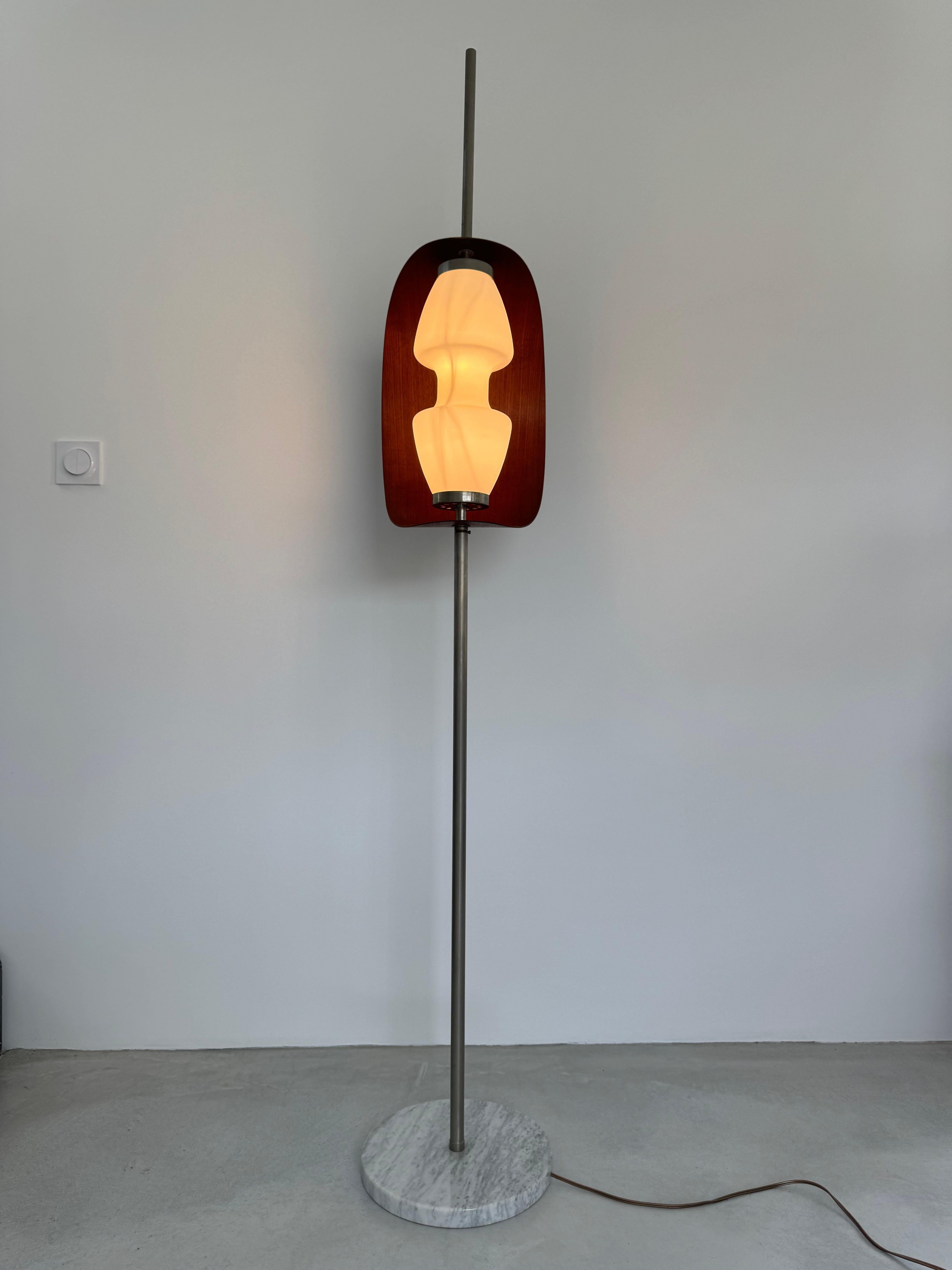 Mid-Century moderno Lampada da terra di raro design di Goffredo Reggiani, base in marmo e teak. Italia, anni '50 circa in vendita