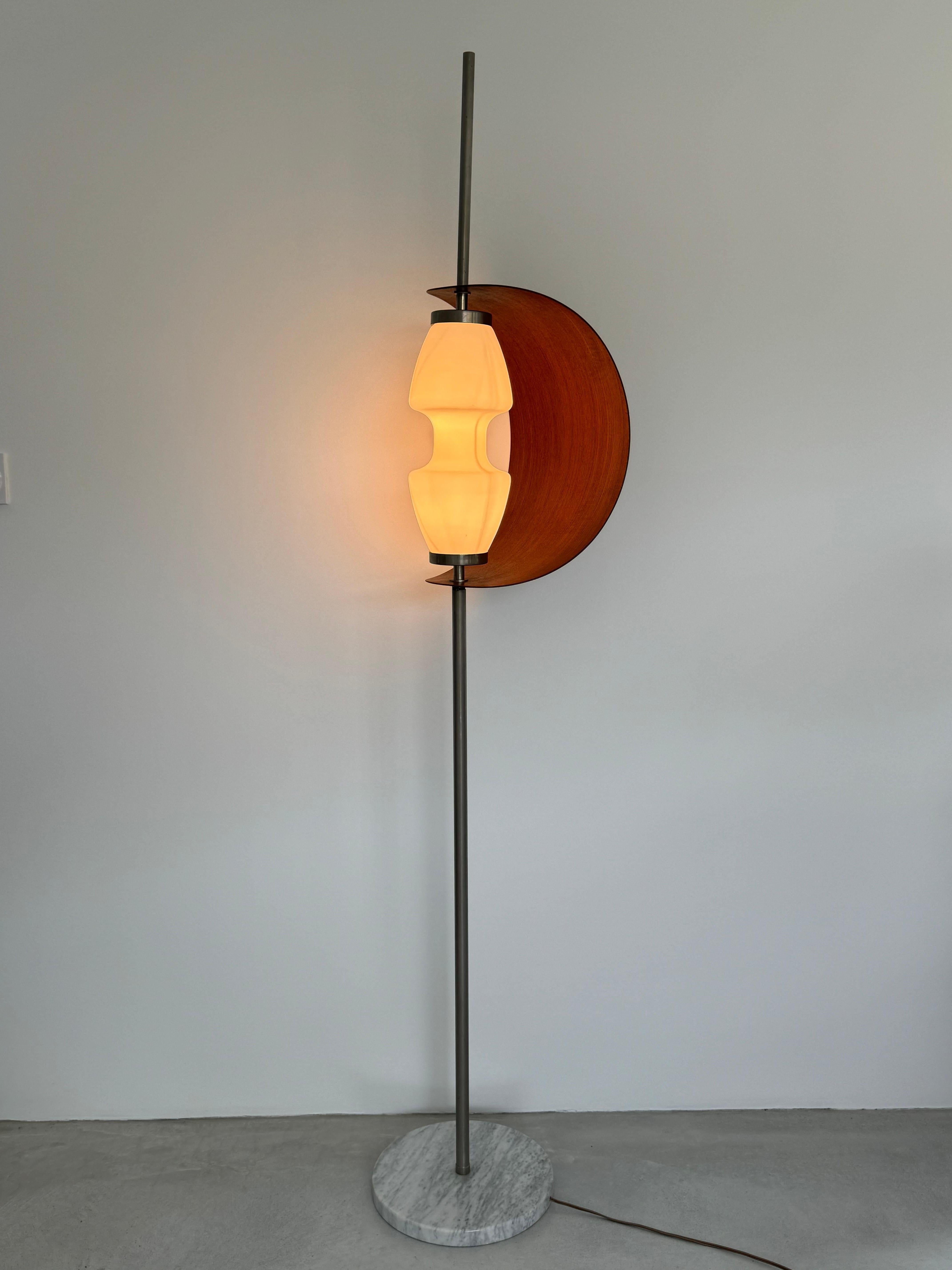 Italiano Lampada da terra di raro design di Goffredo Reggiani, base in marmo e teak. Italia, anni '50 circa in vendita