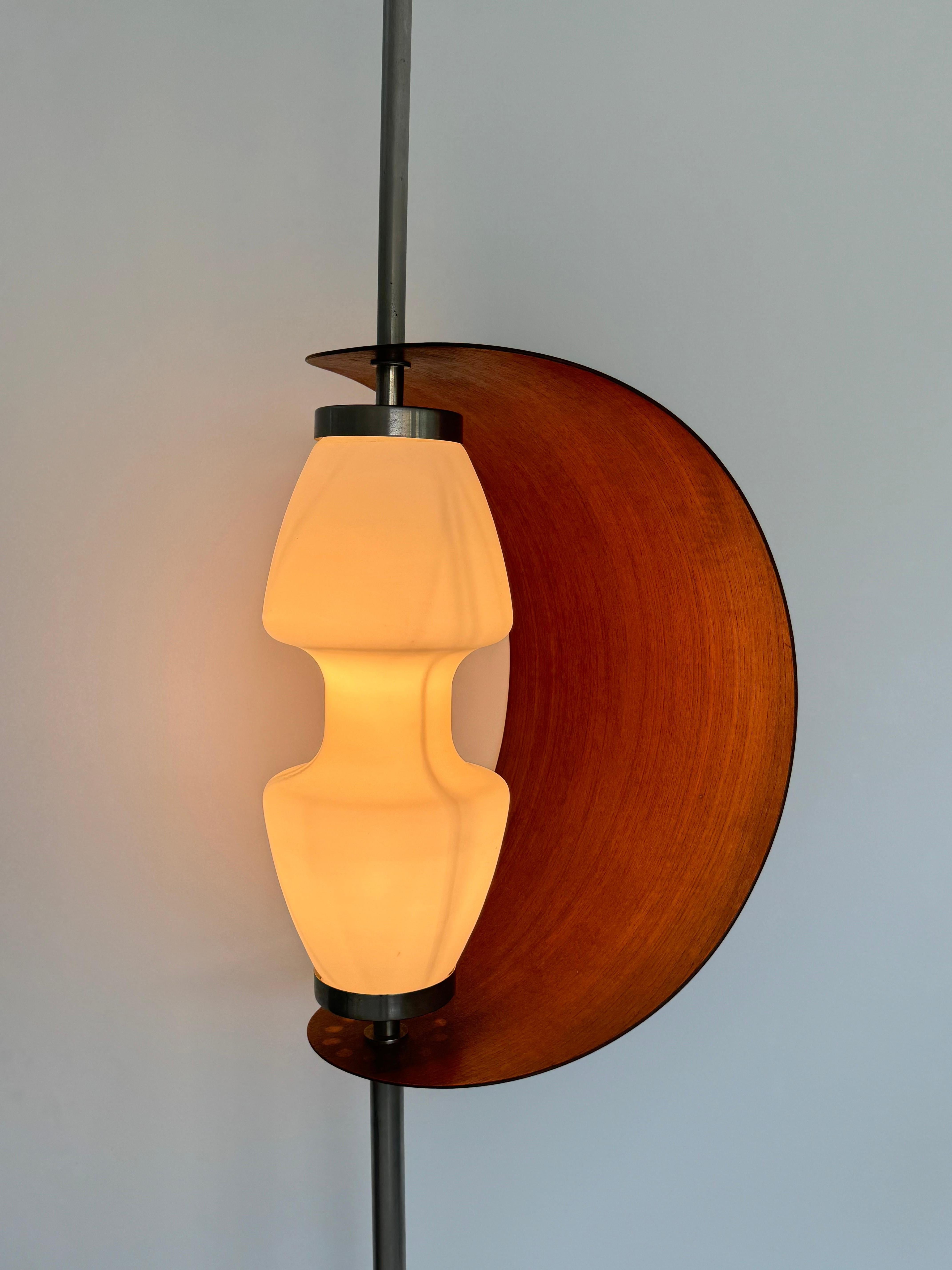 Lampada da terra di raro design di Goffredo Reggiani, base in marmo e teak. Italia, anni '50 circa In condizioni buone in vendita a leucate, FR