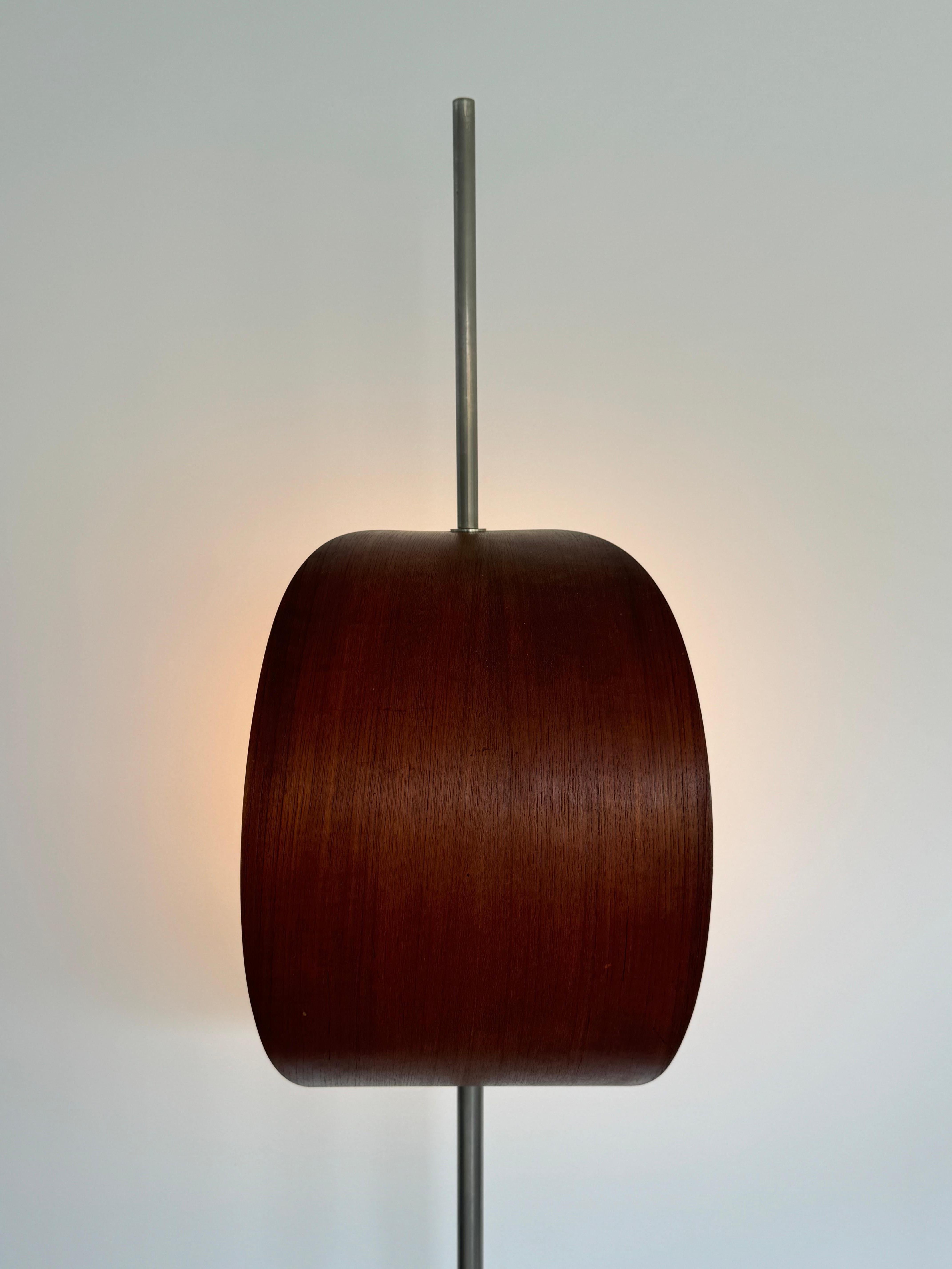 Metà XX secolo Lampada da terra di raro design di Goffredo Reggiani, base in marmo e teak. Italia, anni '50 circa in vendita