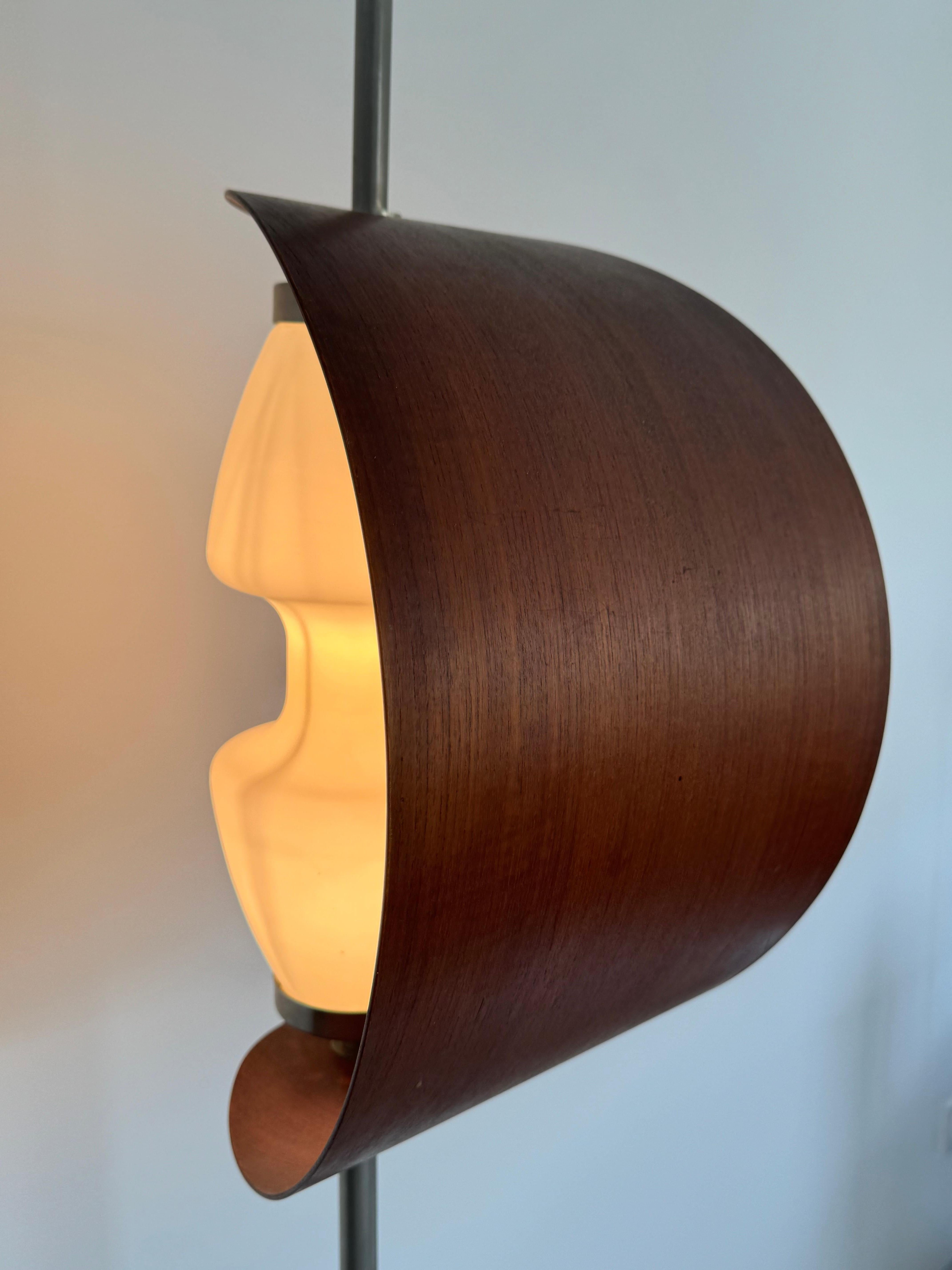 Metallo Lampada da terra di raro design di Goffredo Reggiani, base in marmo e teak. Italia, anni '50 circa in vendita
