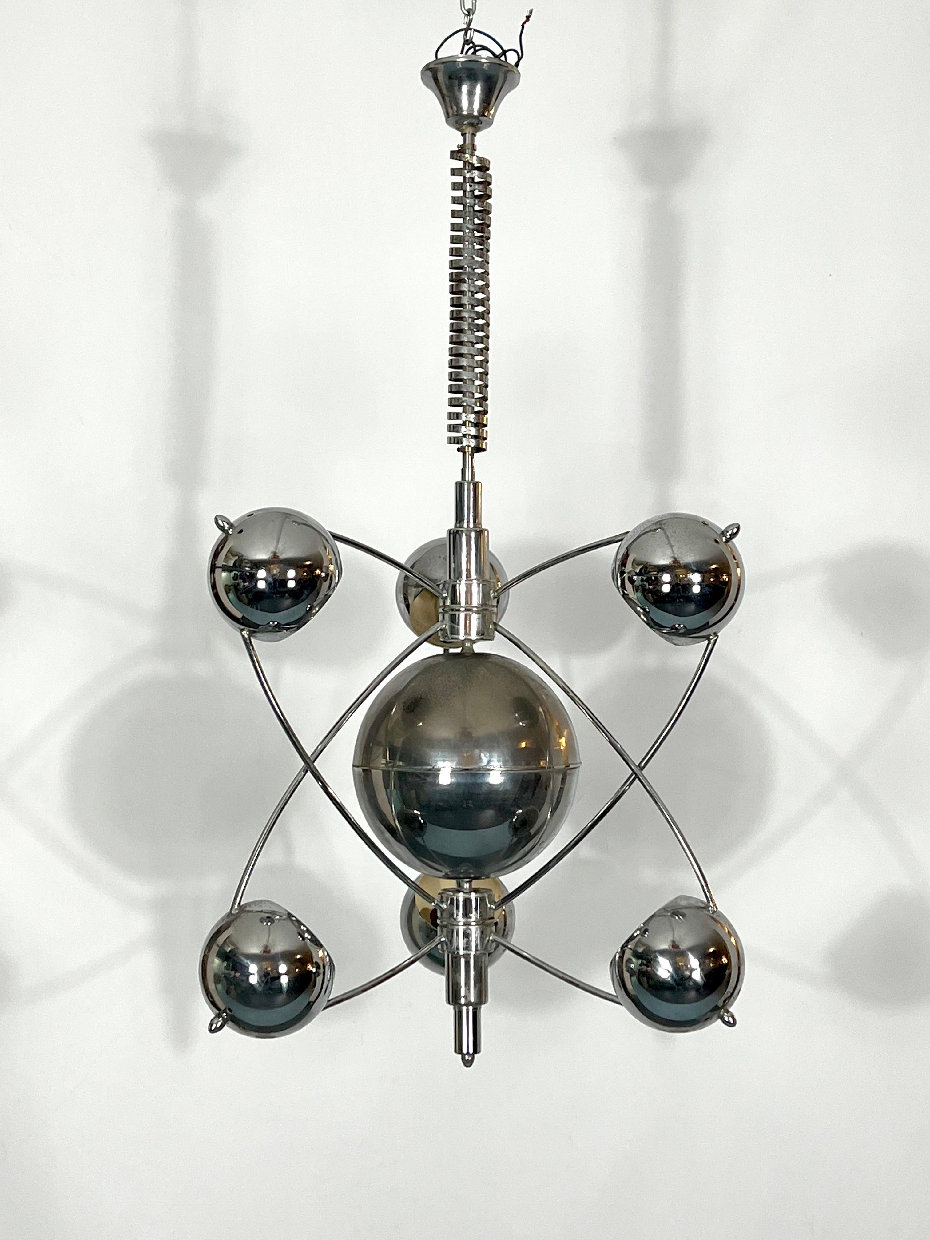 Vintage condition with trace of age and use for this chandelier produced by Reggiani during the 50s. Oxidation on the metal as shown in the images. Full working with EU standard, adaptable on demand for USA standard.