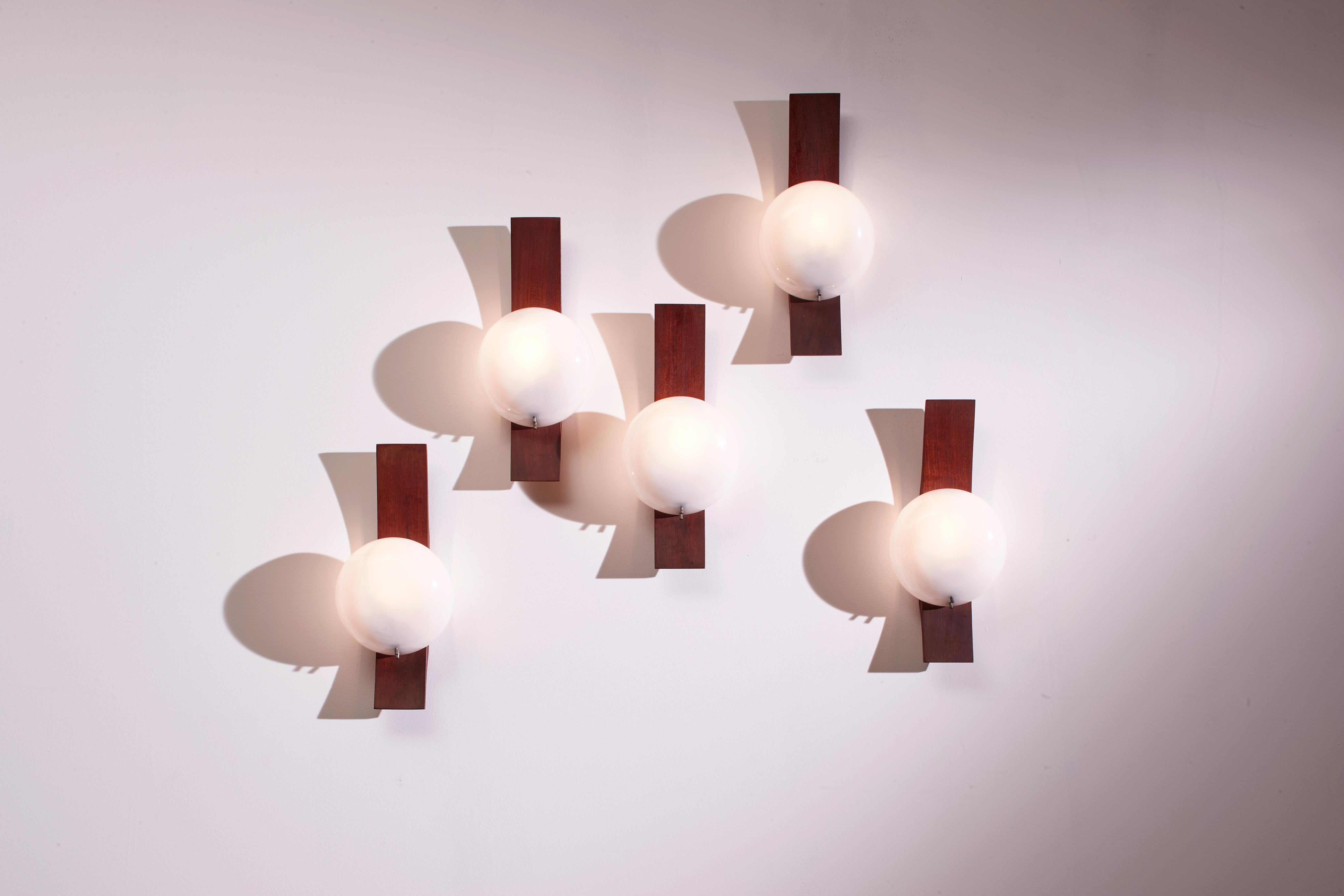 Mid-Century Modern Goffredo Reggiani set of five teak and perspex wall lights, Italy, 1960s For Sale
