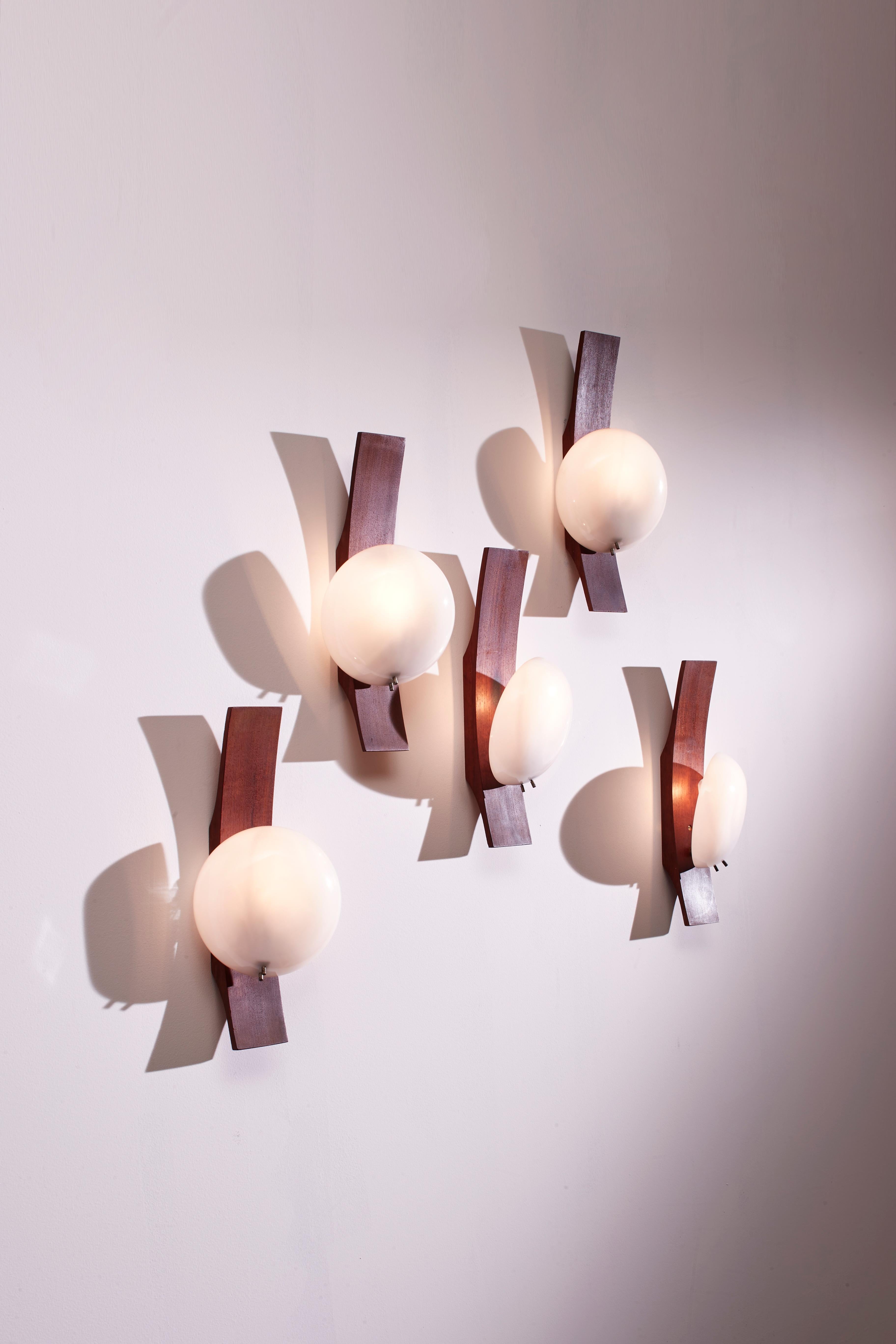 Goffredo Reggiani set of five teak and perspex wall lights, Italy, 1960s In Good Condition For Sale In Chiavari, Liguria