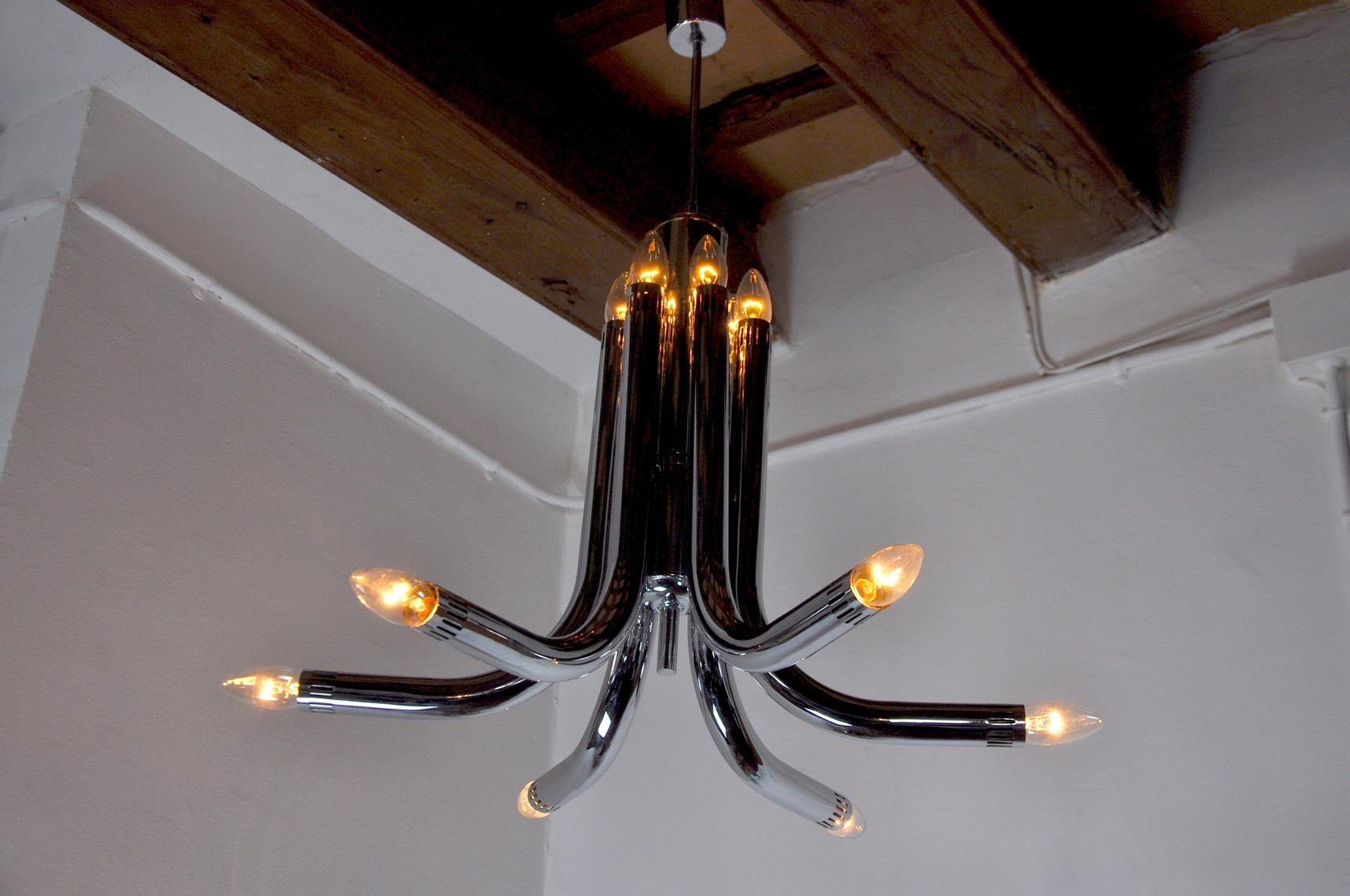 Superb and rare chandelier designed and produced by groffedo reggiani in italy in the 1970s. This chandelier is made up of 6 chromed metal arms with a total of 12 light points. Unique object that will illuminate wonderfully and bring a real design