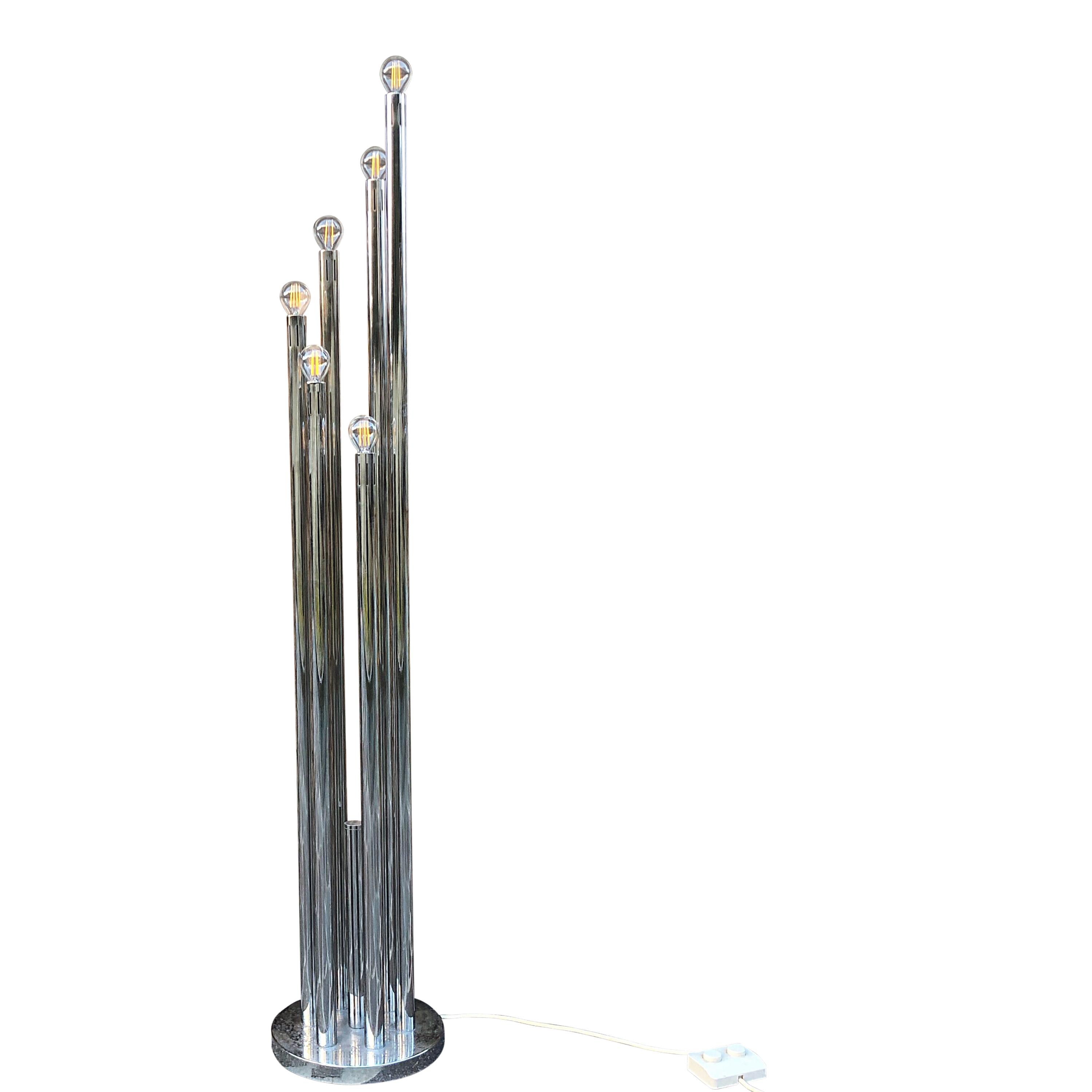 This floor lamp, designed by Goffredo Reggiani and produced by the Italian manufacturer “Reggiani Illuminazione” in the 60s, is the perfect choice to light up your Space Age living room.

Chrome tubular pipes are ascending and descending like organ
