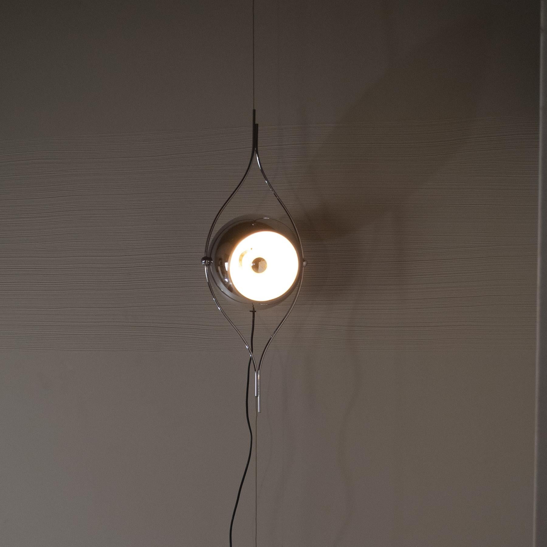 Suspension lamp composed of a steel lighting body with a steel counterweight as a terminal, produced by Goffredo Reggiani in the late 1960s.