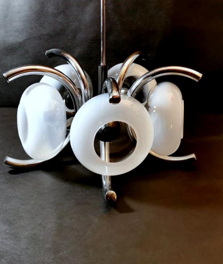 Lampadario in acciaio e vetro opalino italiano in stile Goffredo Reggiani In condizioni buone in vendita a Prato, Tuscany