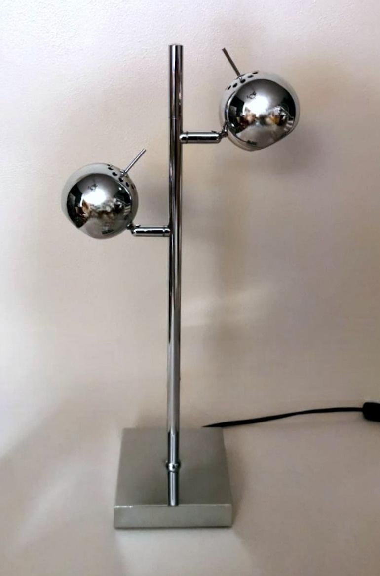 We kindly suggest that you read the entire description, as with it we try to give you detailed technical and historical information to guarantee the authenticity of our objects.
Iconic table lamp made of chrome-plated metal; it consists of a rod on