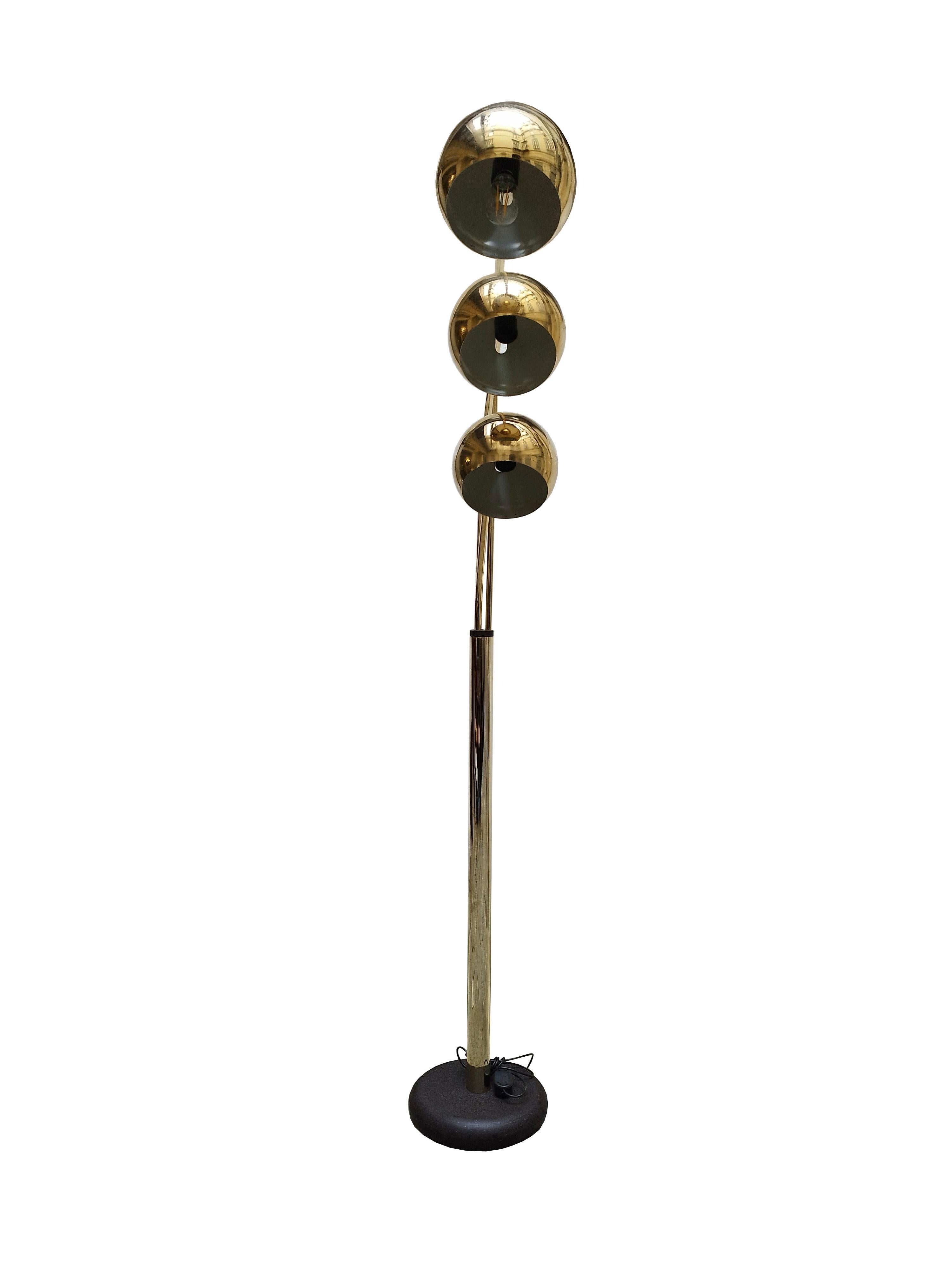 Rare and iconic floor lamp with three adjustable spheres in gilded metal and painted cast iron base by Goffredo Reggiani, Italy, 1970s.
 