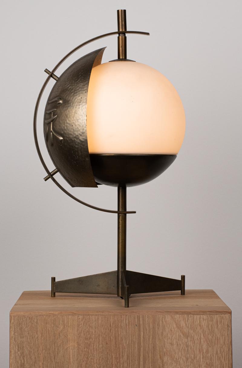 Lampe de table Goffredo Reggiani à patine de laiton (modèle 2033) - Italie, années 1960
Exceptionnelle lampe de table sculpturale conçue par Goffredo Reggiani, Italie, vers les années 1960. Cette pièce rare présente un hémisphère en métal martelé à
