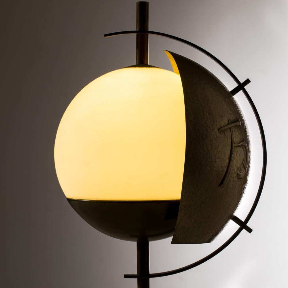 Martelé Lampe de table Goffredo Reggiani avec finition en laiton (Model No 2033) Italie, années 1960 en vente