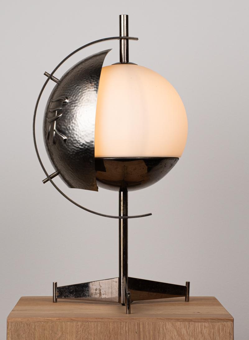 Lámpara de Sobremesa Goffredo Reggiani con Acabado Níquel (Model 2033) - Italia, Años 60
Excepcional lámpara de mesa escultural diseñada por Goffredo Reggiani, Italia, hacia la década de 1960. Esta rara pieza presenta una semiesfera de metal