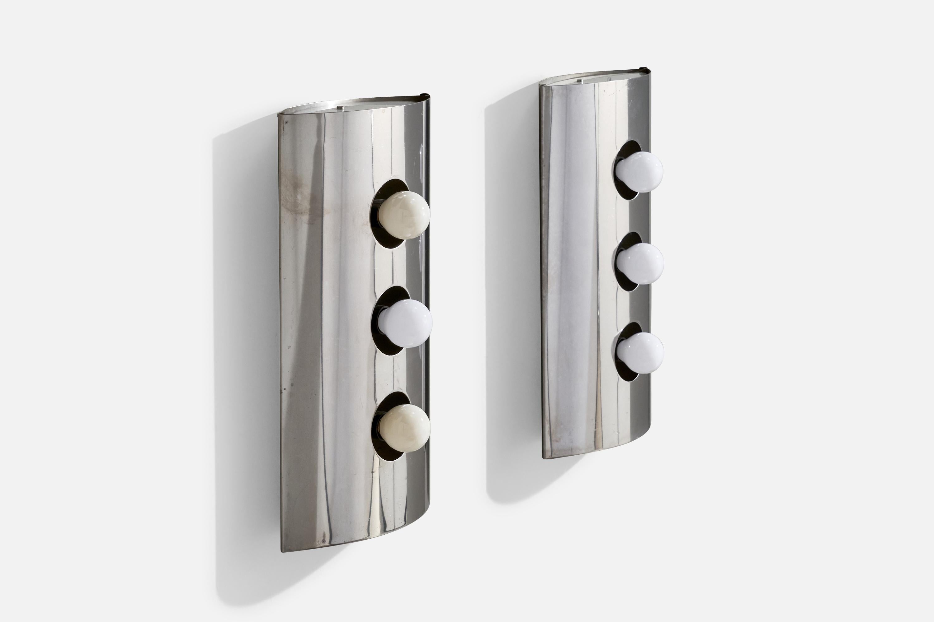 Pareja de apliques de metal cromado fabricados por Goffredo Reggiani, Italia, c. 1970.

Dimensiones totales (pulgadas): 15,75