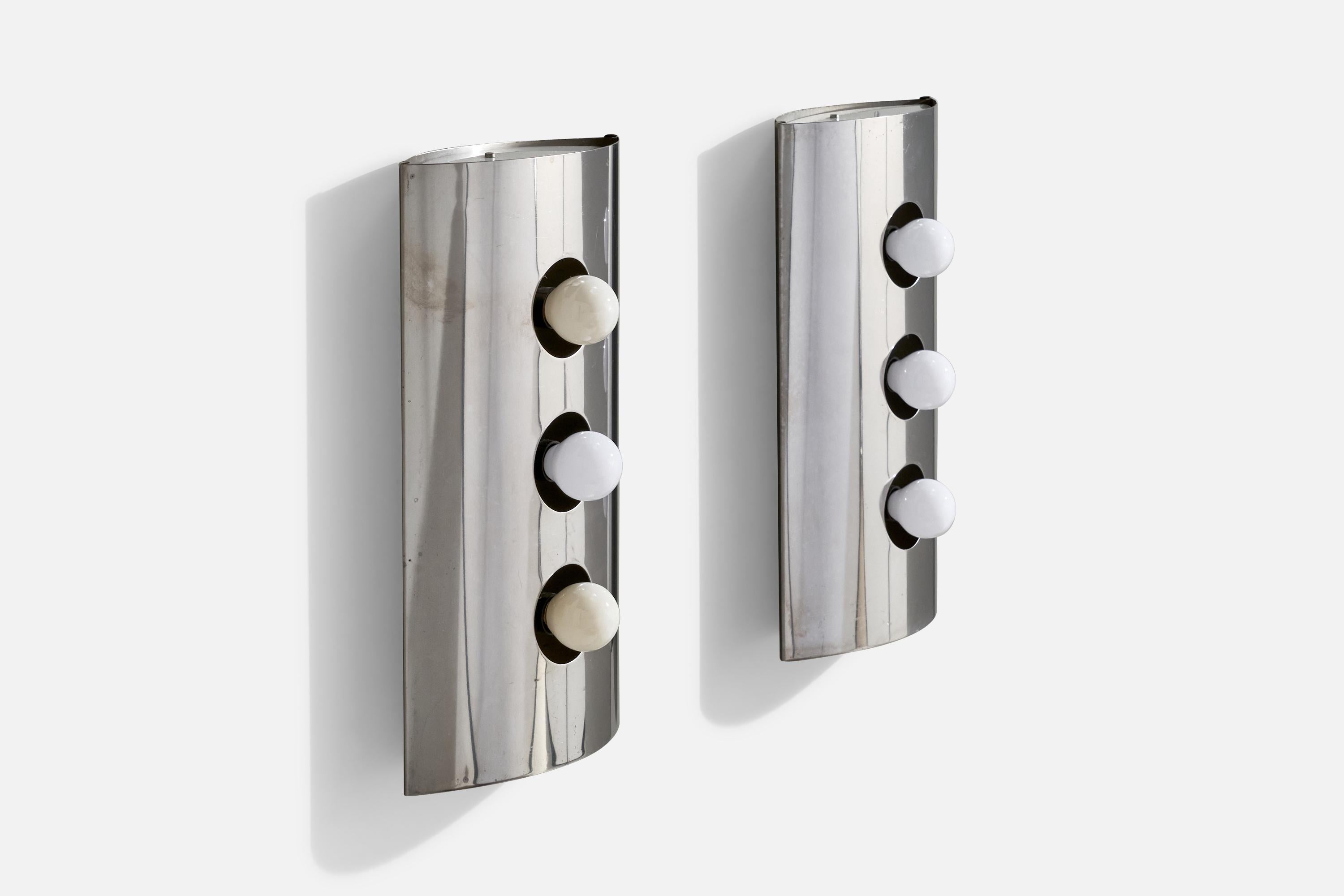 Pareja de apliques de metal cromado fabricados por Goffredo Reggiani, Italia, c. 1970.

Dimensiones totales (pulgadas): 15,75