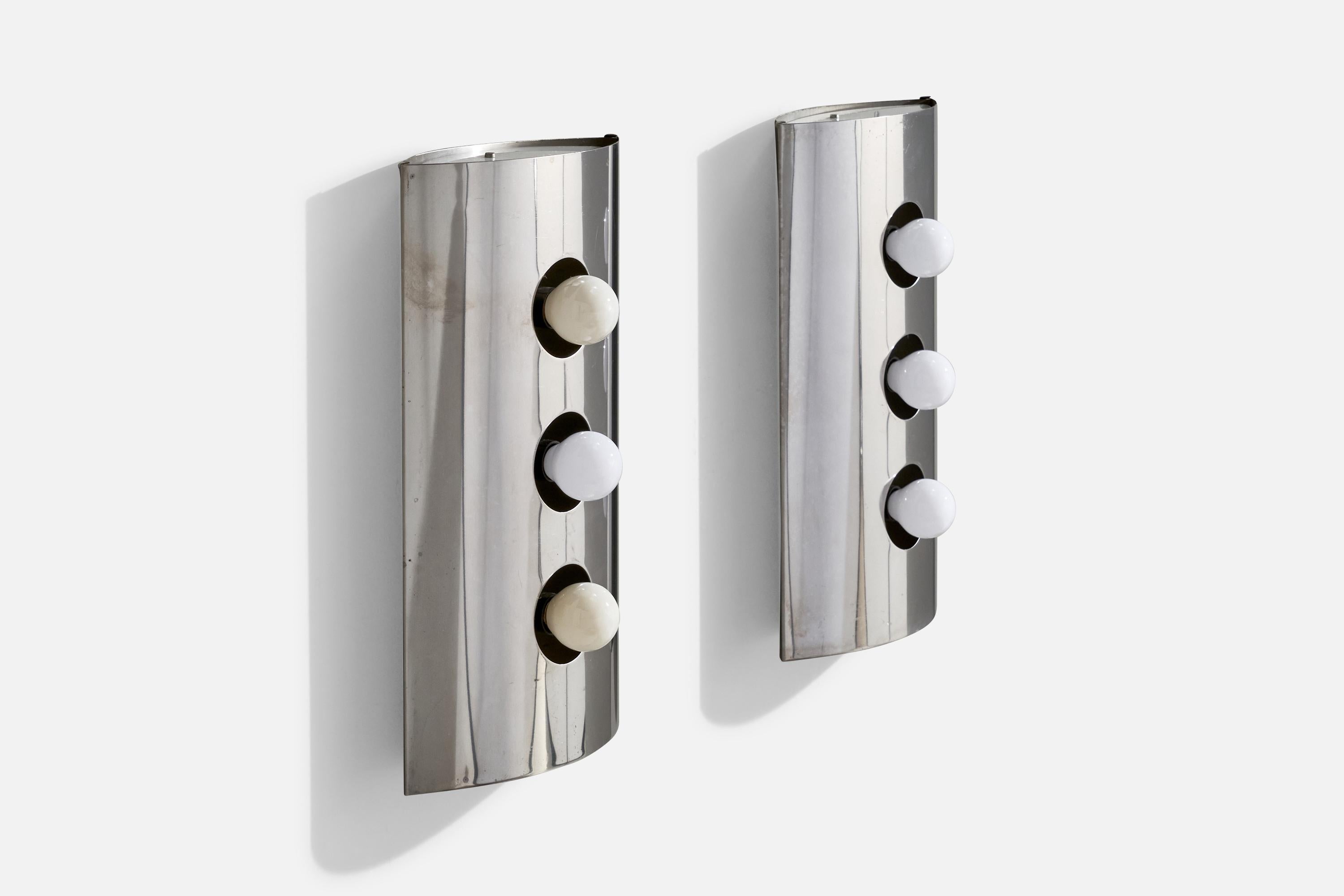 Pareja de apliques de metal cromado fabricados por Goffredo Reggiani, Italia, c. 1970.

Dimensiones totales (pulgadas): 15,75