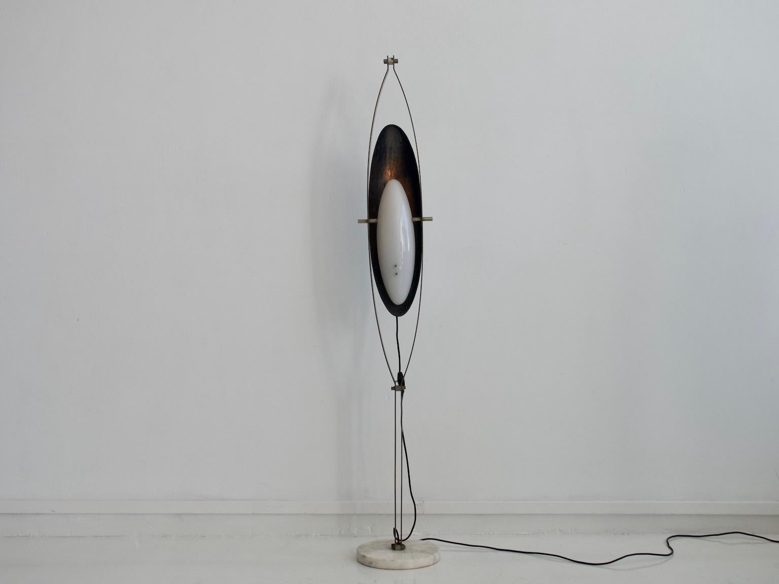Lampada da terra scultorea di Goffredo Reggiani del 1960 circa. Realizzato in acciaio satinato, rame e plexiglass bianco su una base di marmo. Spina europea.