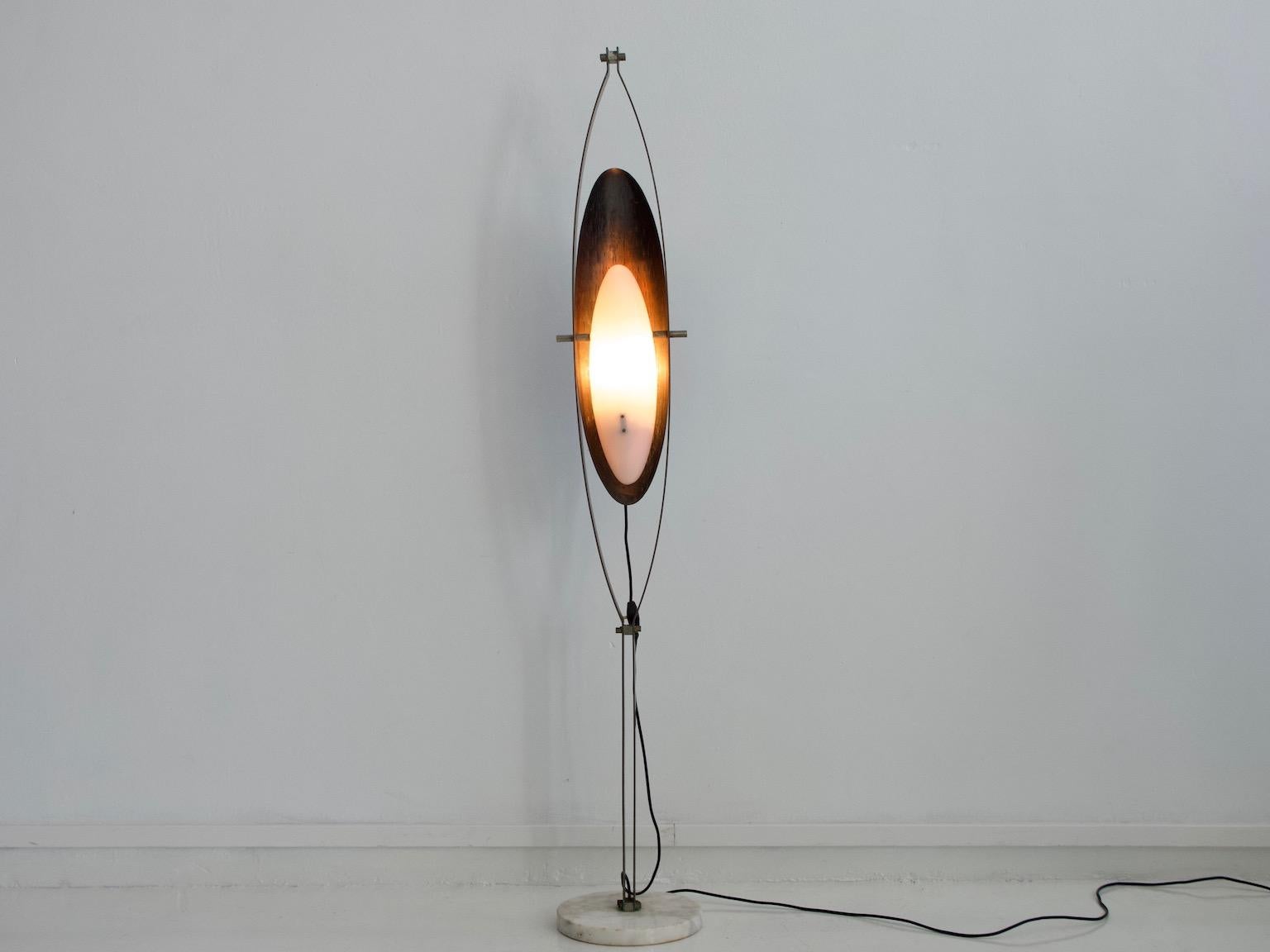 Mid-Century moderno Lampada da terra in plexiglass bianco, acciaio e rame Goffredo Reggiani in vendita