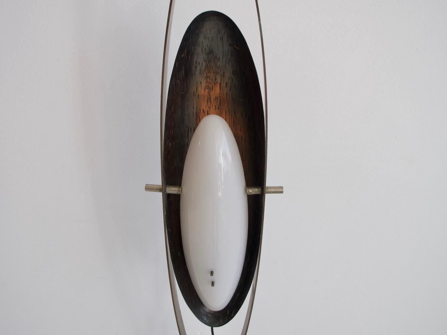 Italiano Lampada da terra in plexiglass bianco, acciaio e rame Goffredo Reggiani in vendita