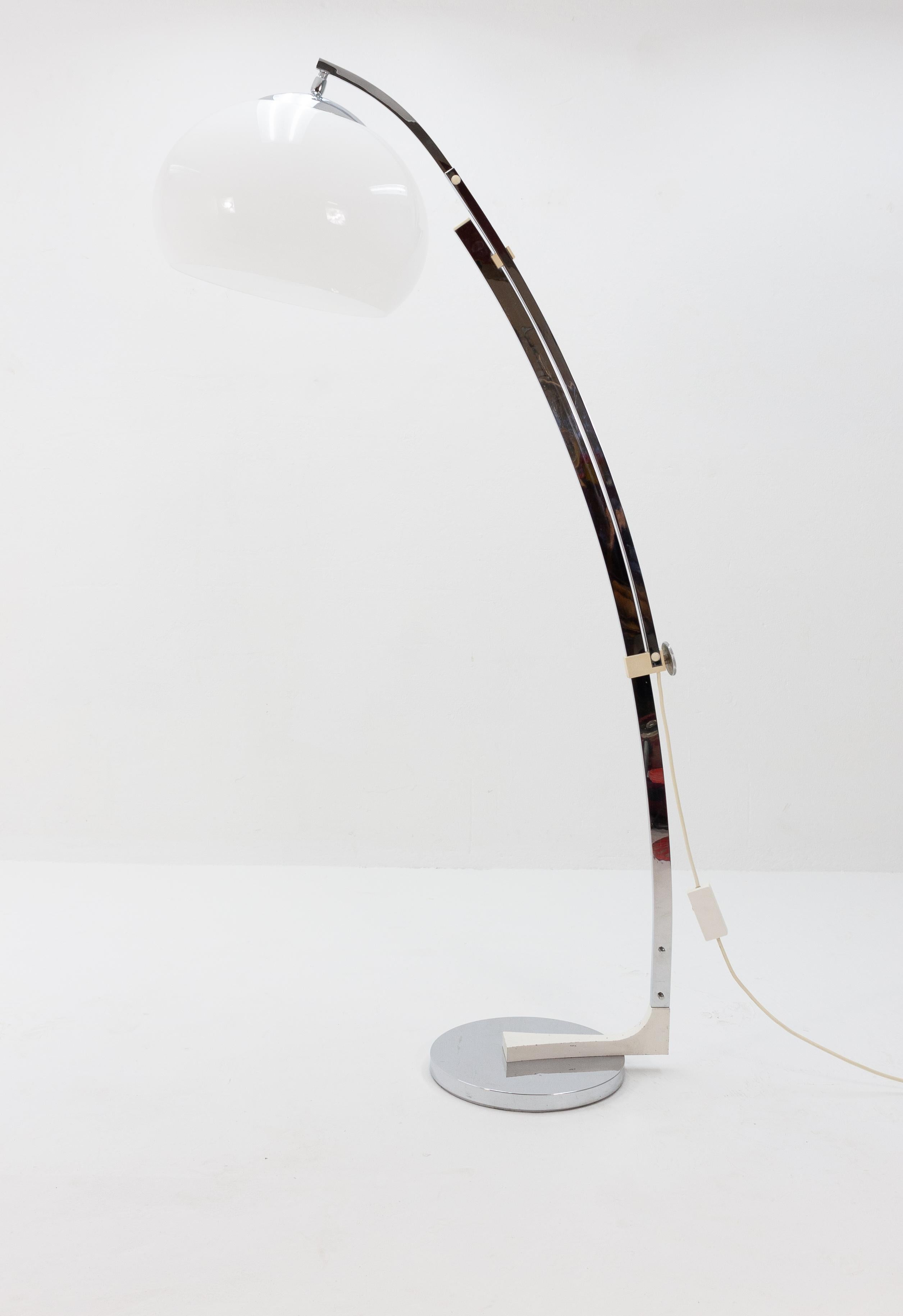 Very nice elegant floor lamp by Goffredo Reggiani, Italy, 1960. Adjustable in height. With the original
white acrylic hood and good working dimmer.