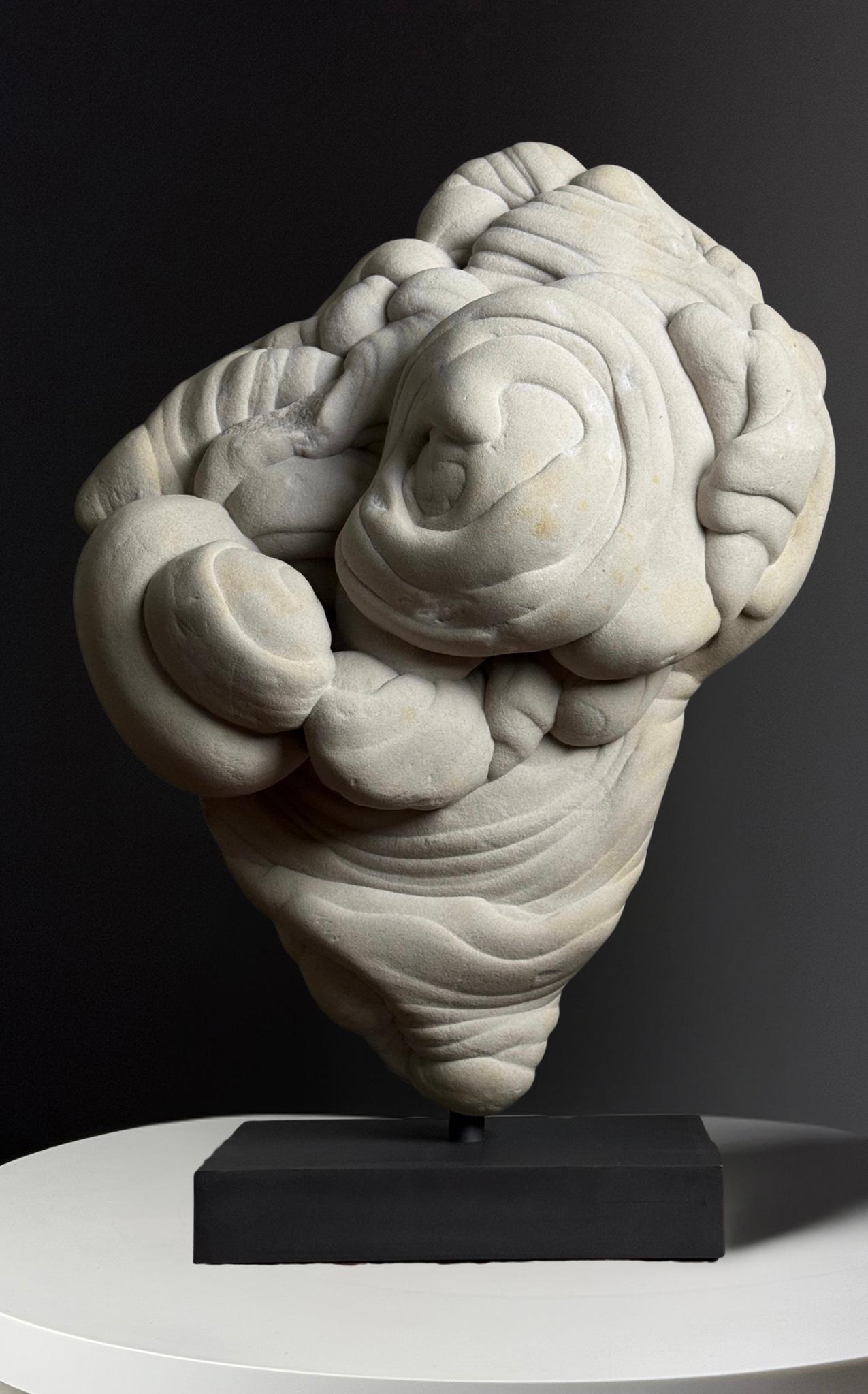 Gogotte de Fontainebleau 
Muy singular.

Fragmento gigantesco de Gogotte de Fontainebleau sobre soporte a medida.

La Gogotte de Fontainebleau es una formación natural de arenisca que se originó hace millones de años en la región francesa de