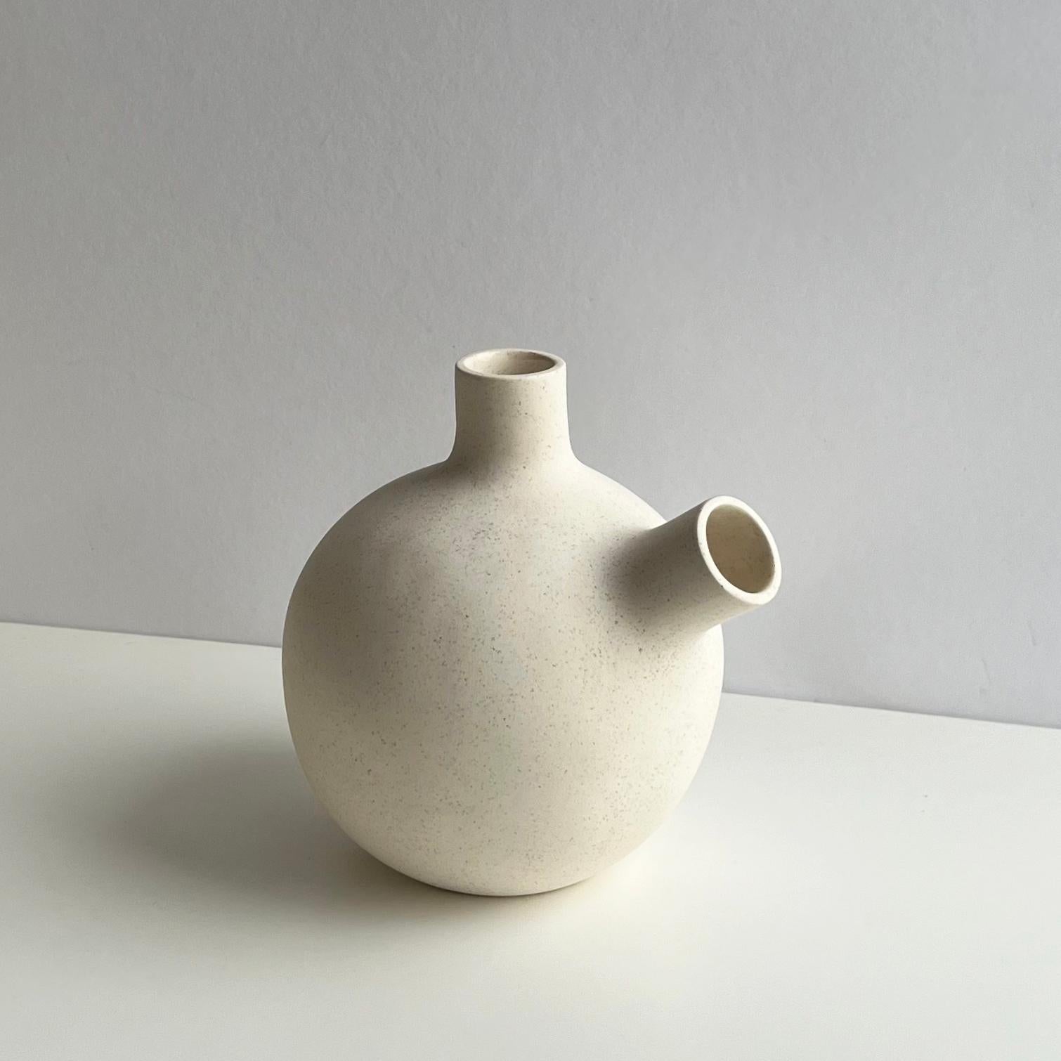 Vaso scultura Going Nowhere di Karin Amdal
Unico nel suo genere.
Dimensioni: D. 15 x L. 13 x H. 16 cm.
Materiali: Ceramica/argilla di gres.

I pezzi sono fatti a mano, unici nel loro genere, e le dimensioni possono variare leggermente. Può essere