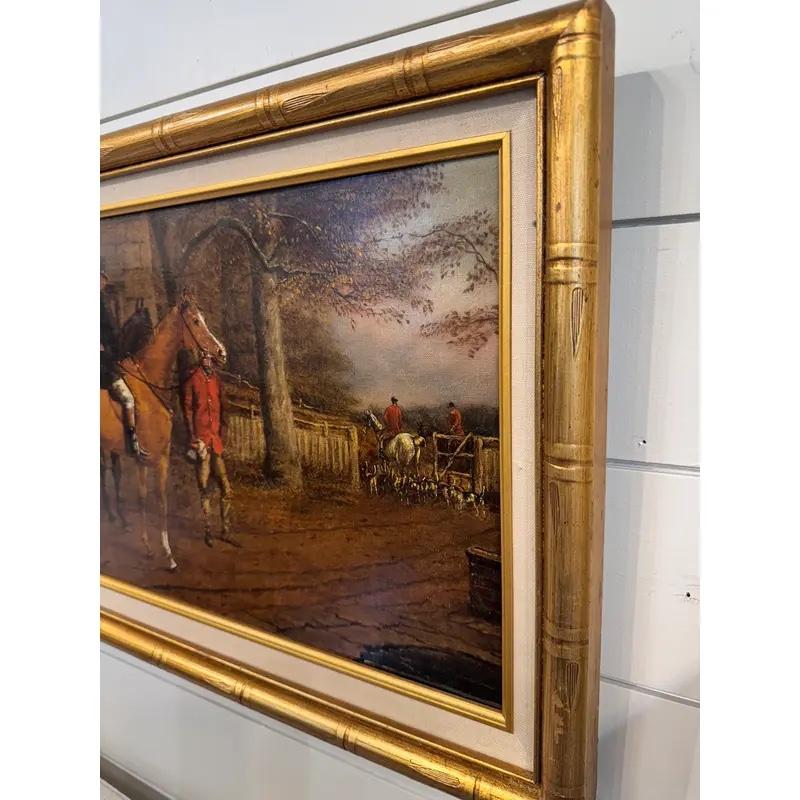 Un tradizionale dipinto a olio equestre in una cornice di bambù dorata. Un'affascinante scena equestre d'epoca che raffigura due cavalieri a cavallo fuori da una scuderia, accompagnati da un cagnolino. Splendidamente dettagliato con tonalità calde e