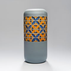 Going Round in Circles I, une œuvre d'art en verre gris, bleu et orange de Sarah Wiberley