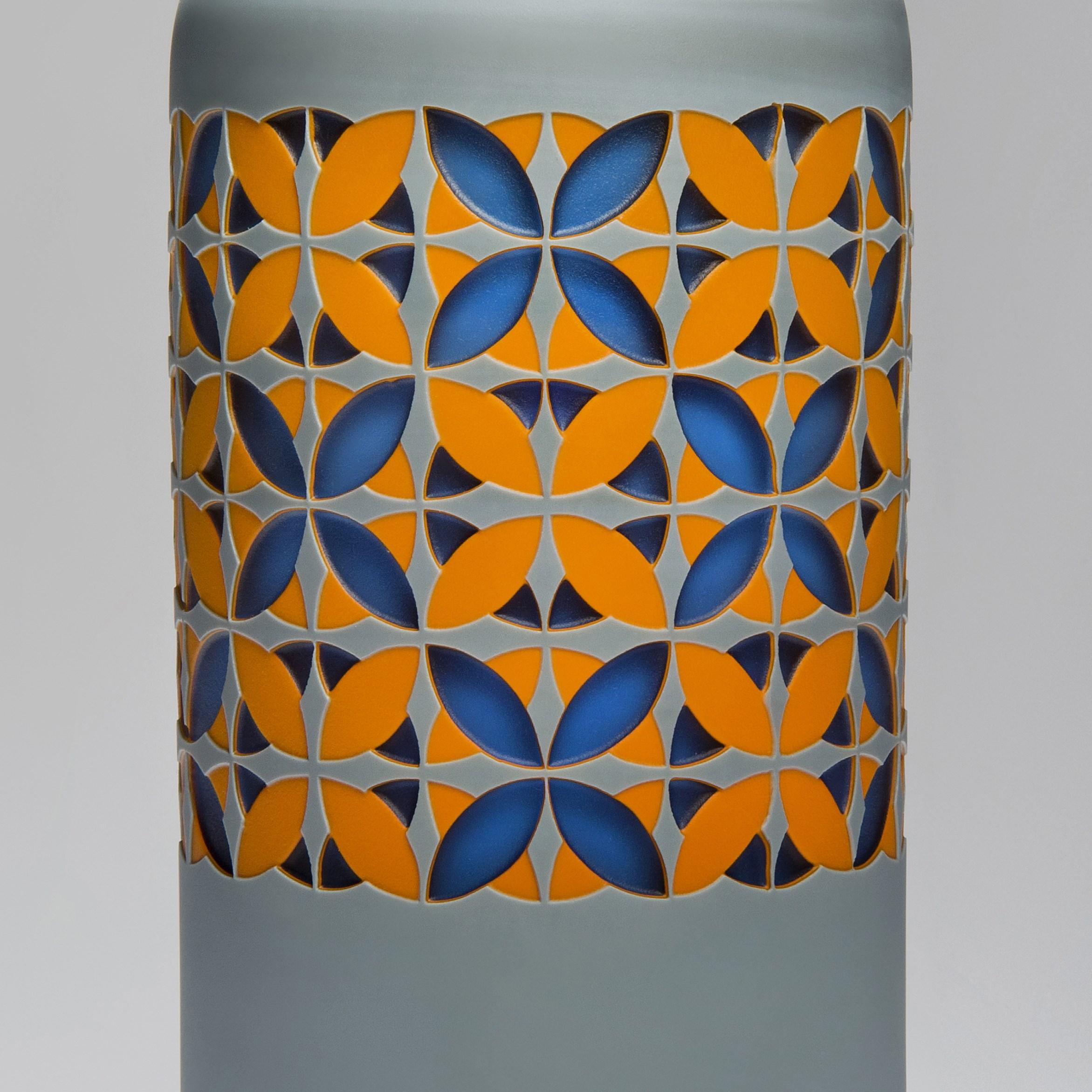 Britannique Going Round in Circles I, une œuvre d'art en verre gris, bleu et orange de Sarah Wiberley en vente