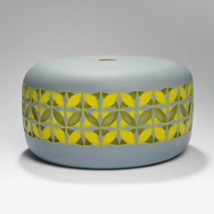 Going Round in Circles III, une uvre d'art en verre gris et jaune de Sarah Wiberley