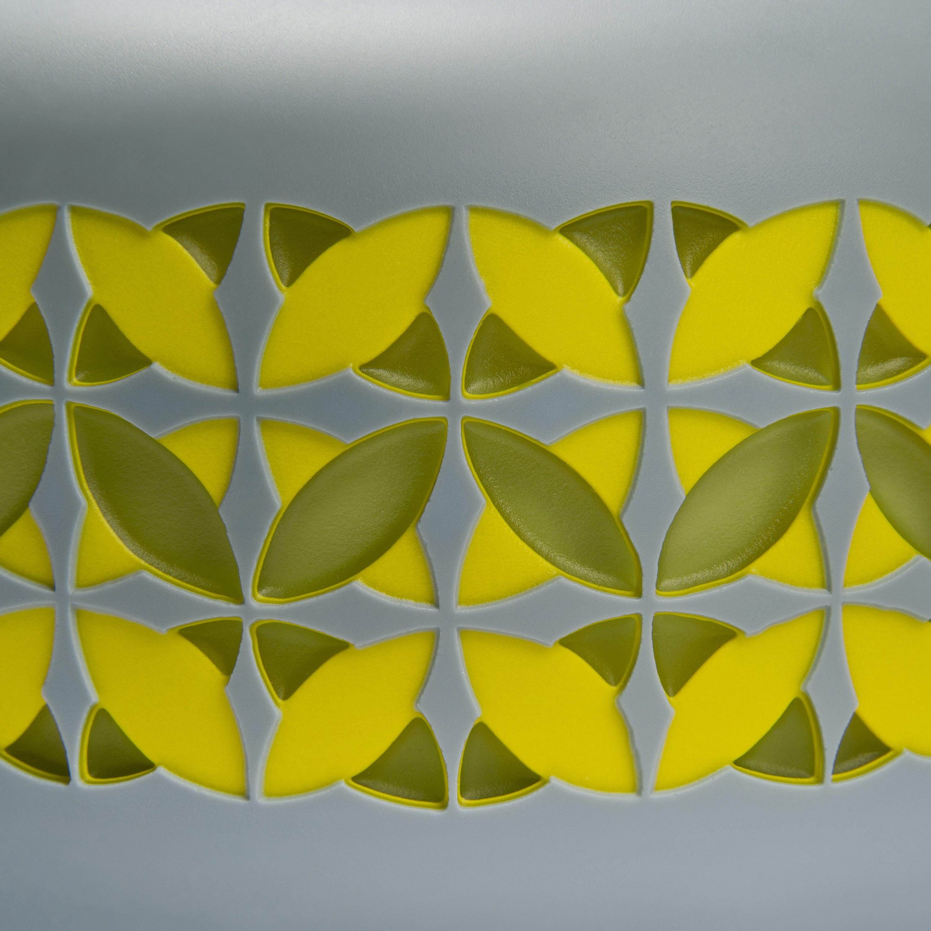 Going Round in Circles III, ein graues und gelbes Glaskunstwerk von Sarah Wiberley (Handgefertigt) im Angebot