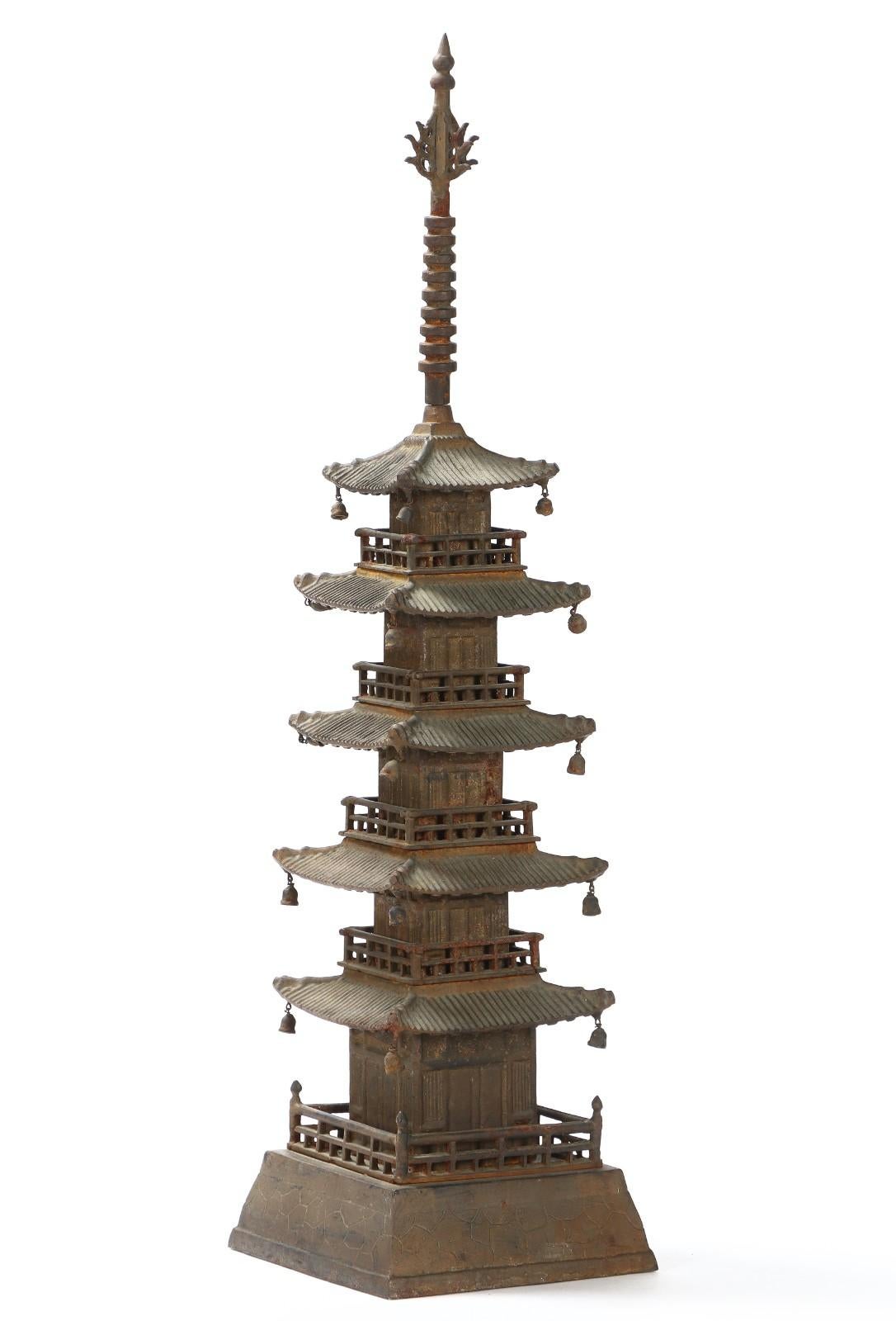 Gojunoto, japanische Metall Pagode aus Metall (20. Jahrhundert) im Angebot