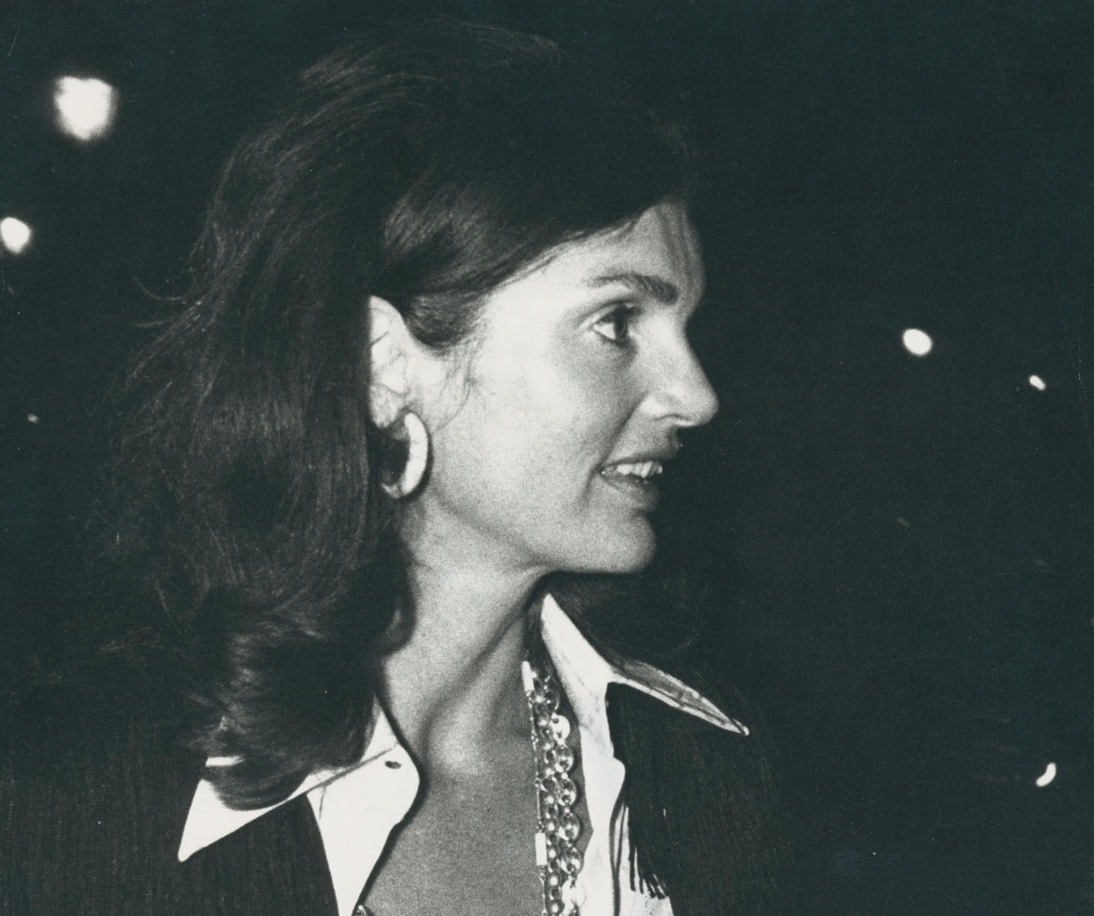 Schwarz-Weiß-Fotografie von Jackie Kennedy, ca. 1970er Jahre, 29,9 x 20,4 cm (Moderne), Photograph, von Göksin Sipahioglu