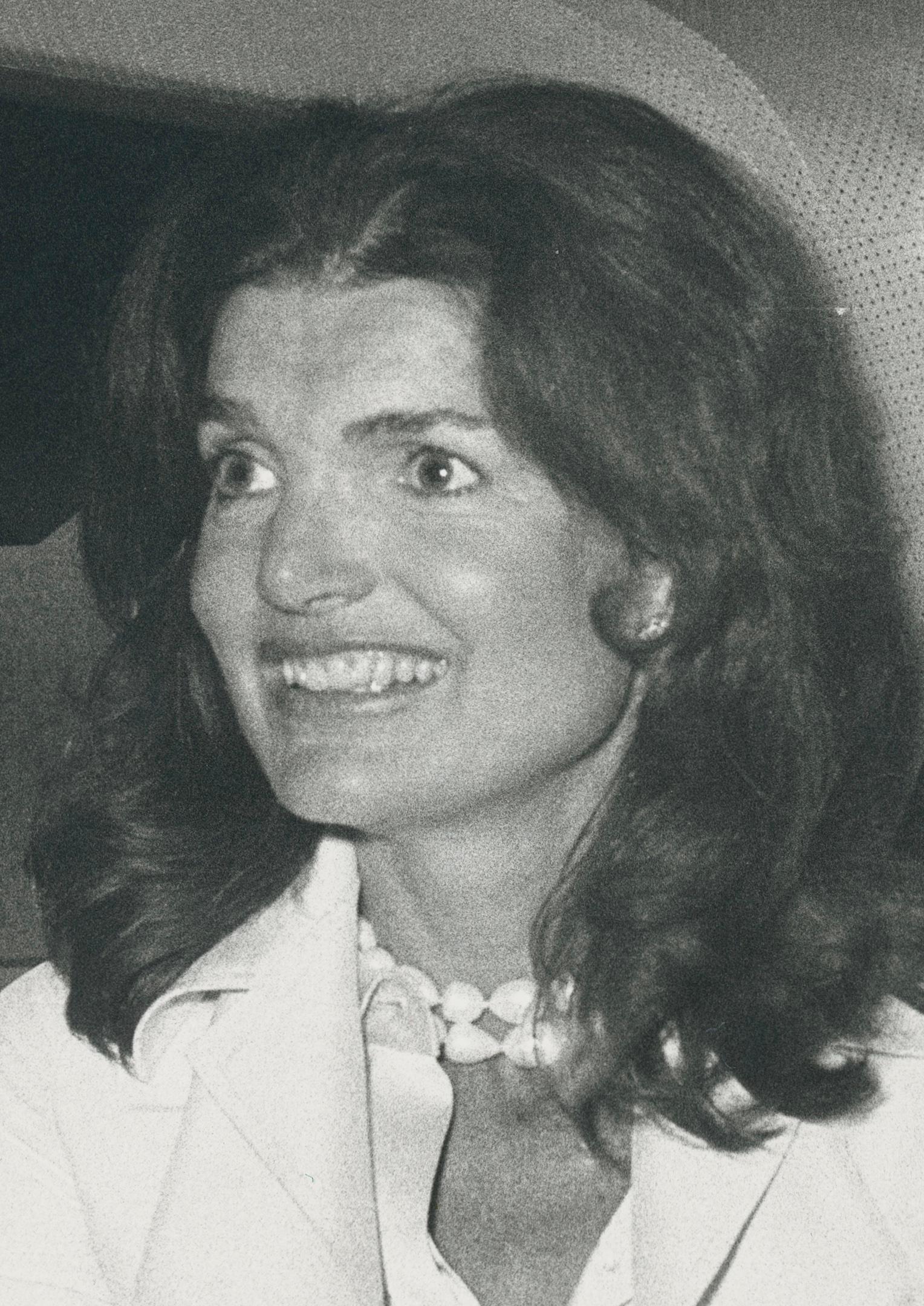 Jackie Kennedy, Schwarz-Weiß-Fotografie,  ca. 1970s – Photograph von Göksin Sipahioglu