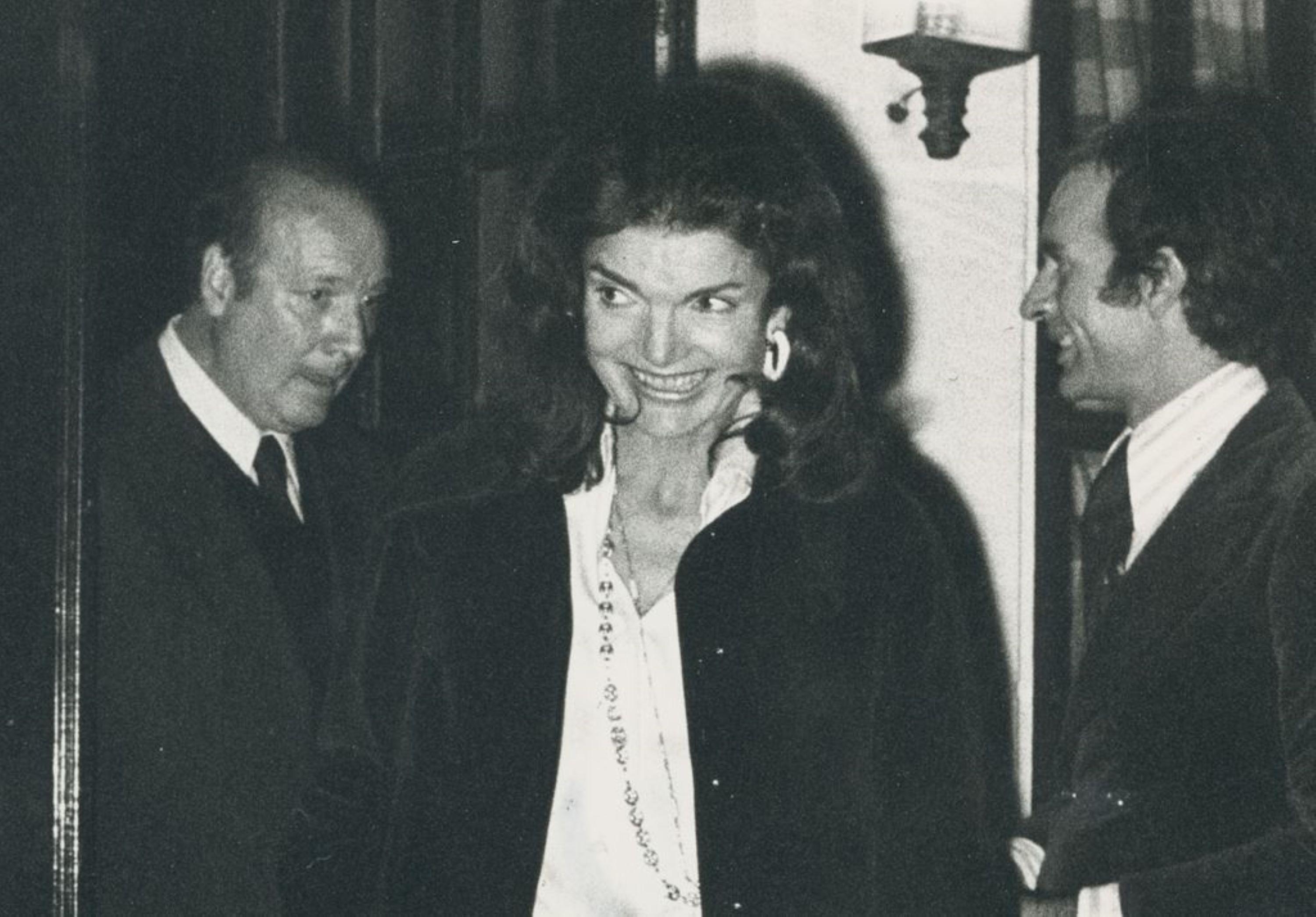 Jackie Kennedy, Schwarz-Weiß-Fotografie,  ca. 1970s – Photograph von Göksin Sipahioglu