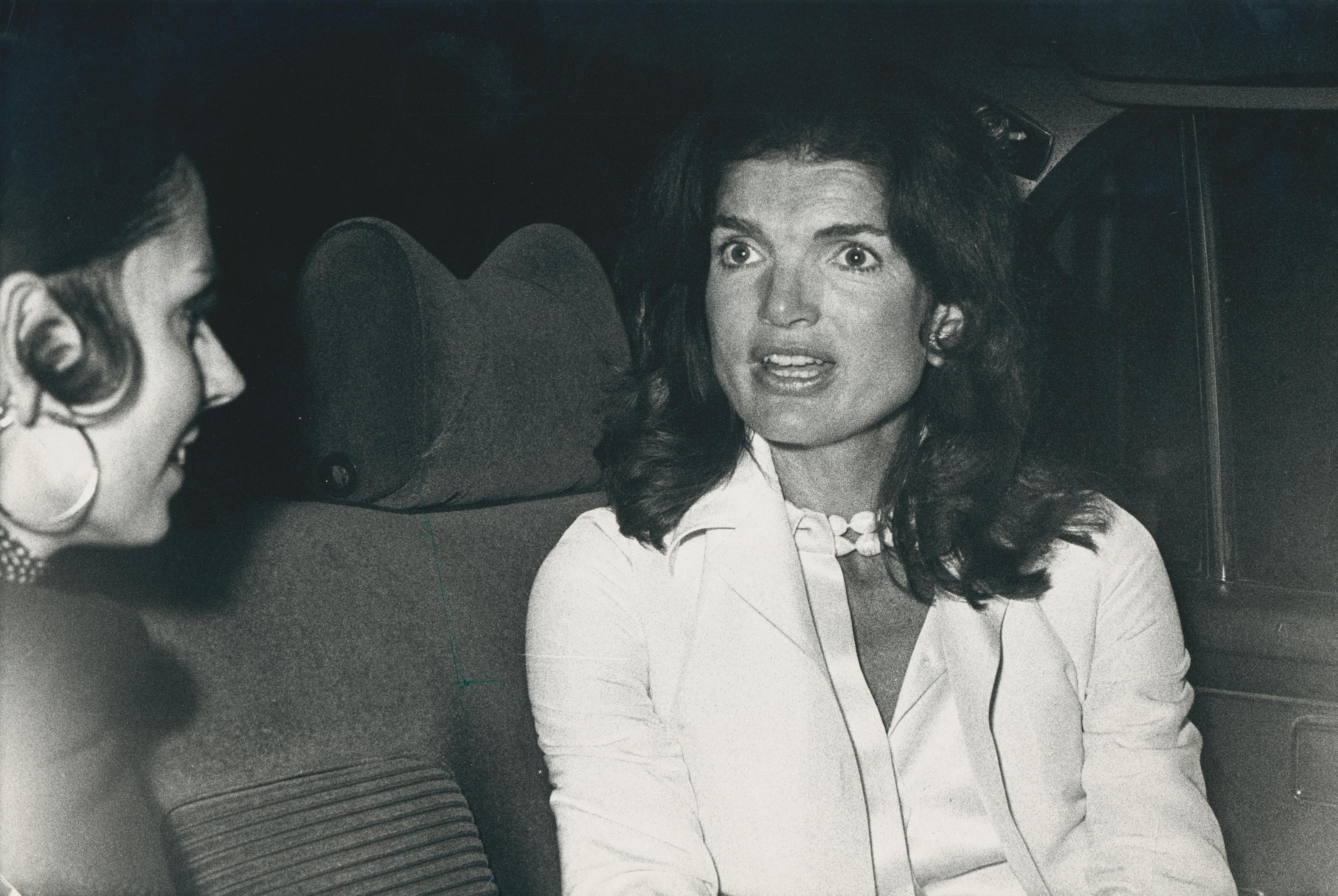 Jackie Kennedy, Schwarz-Weiß-Fotografie,  ca. 1970s – Art von Göksin Sipahioglu
