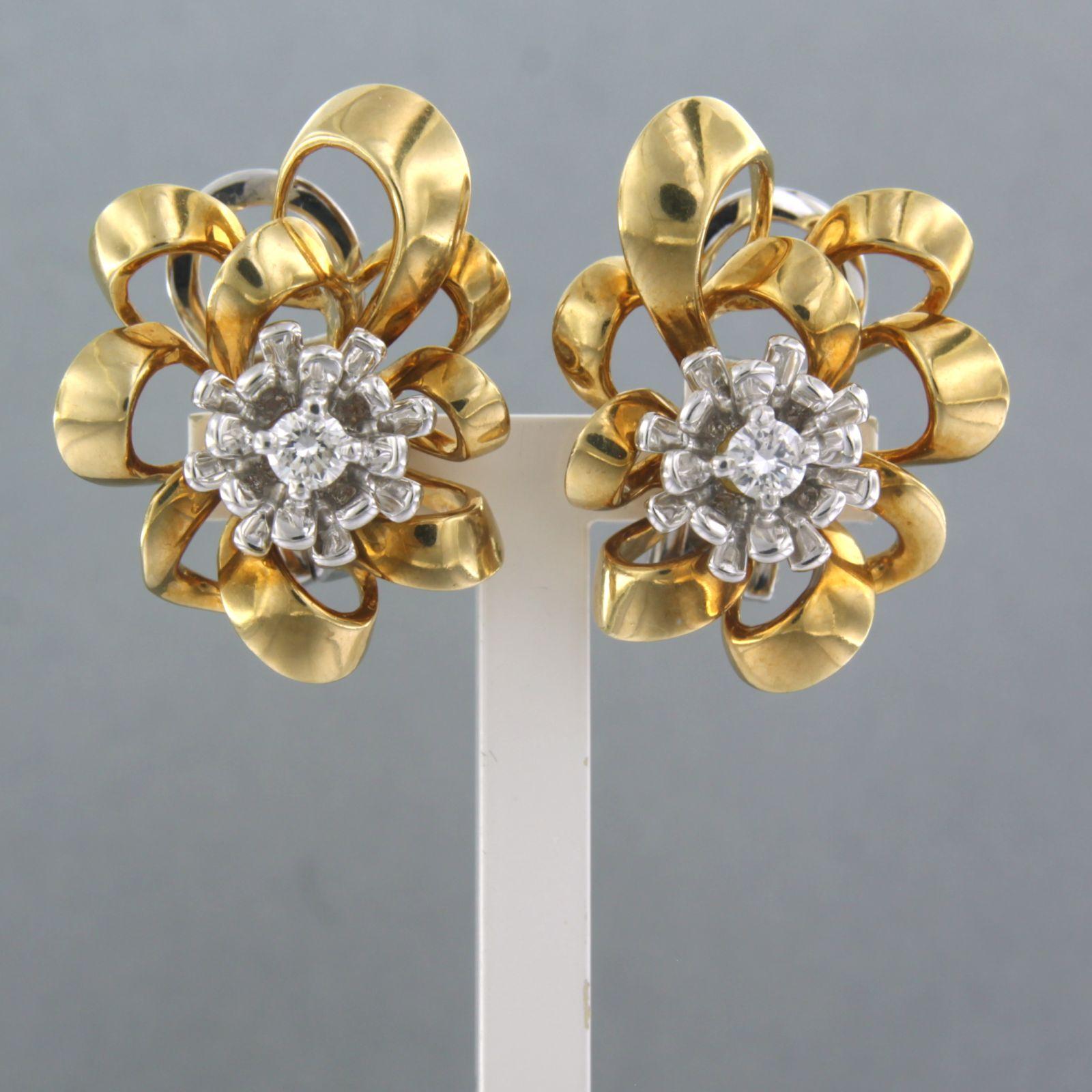Golbaur - 18k bicolour gold ear clips set with brilliant cut diamonds up to. 0.30ct - F/G – VS/SI

Detailed description:

the size of the ear clip is 2.5 cm long by 1.9 cm wide

Total weight 18.4 grams

set with

- 2 x 3.3 mm brilliant cut diamond,