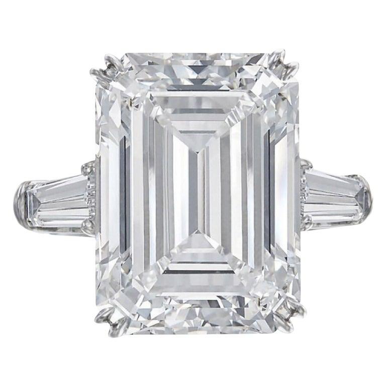 Élevez votre style grâce à l'éclat inégalé de cette bague en diamant de 14 carats certifiée GIA, accentuée par des diamants baguettes effilés et sertie en platine. Au cœur de cette bague exquise se trouve un magnifique diamant de 14 carats, certifié