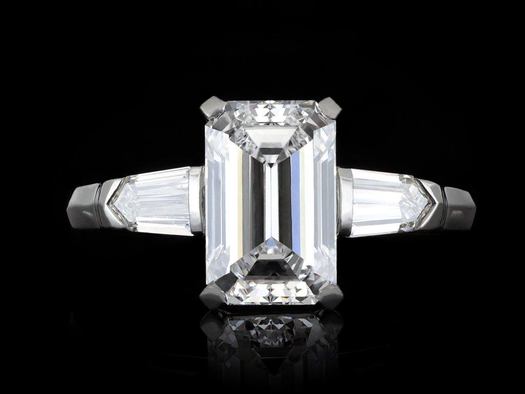 Golconda Type IIa, bague solitaire flanquée de diamants de 2,36 carats, circa 1950 en vente 1